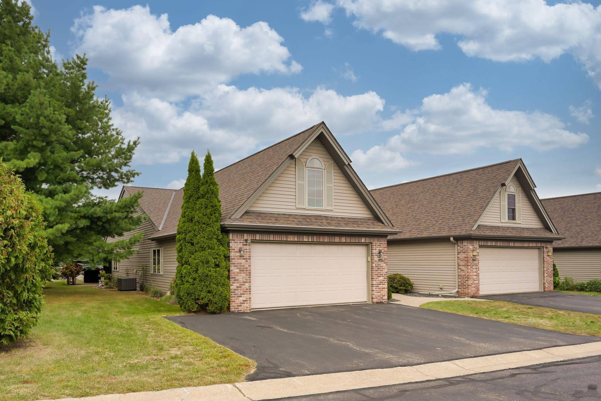 1913 Stone CRK, Hudson, WI 54016