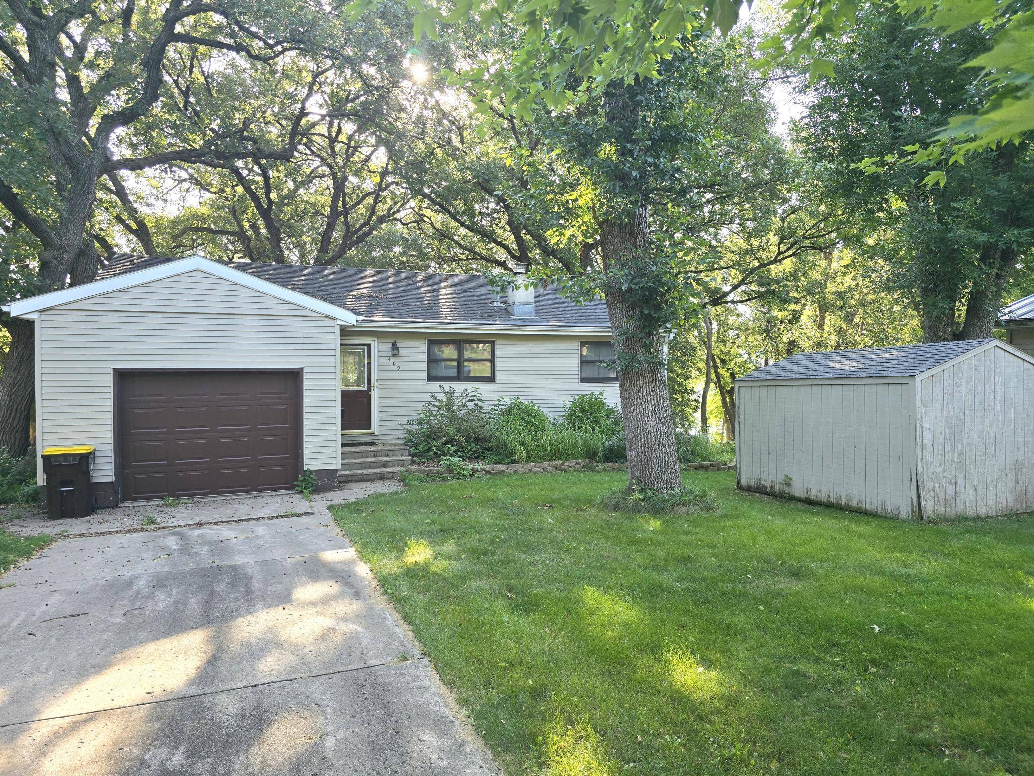 409 W Amber Lake DR W, Fairmont, MN 56031