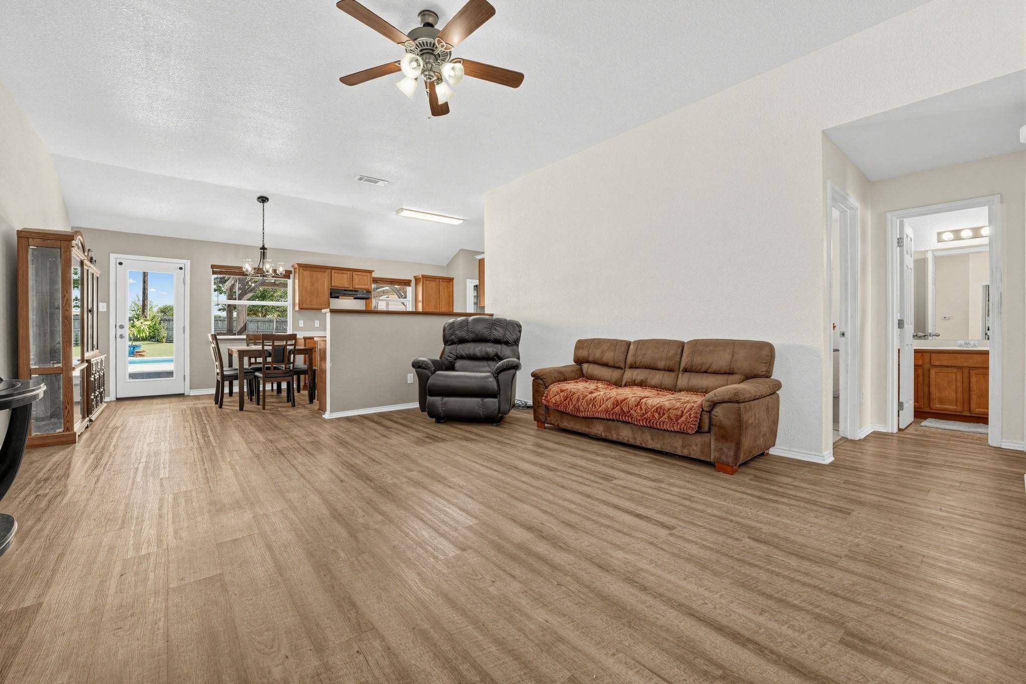 823 Ruby CT, Jarrell, TX 76537