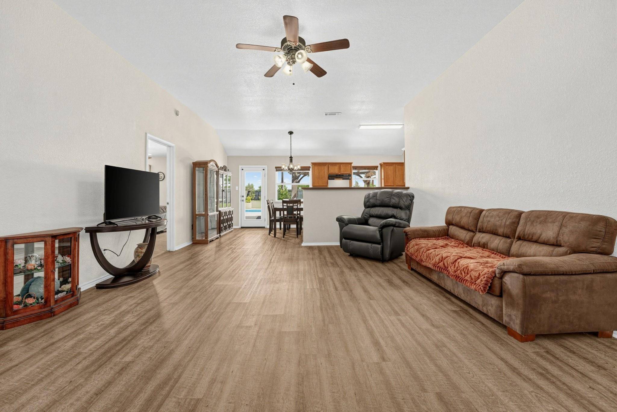 823 Ruby CT, Jarrell, TX 76537