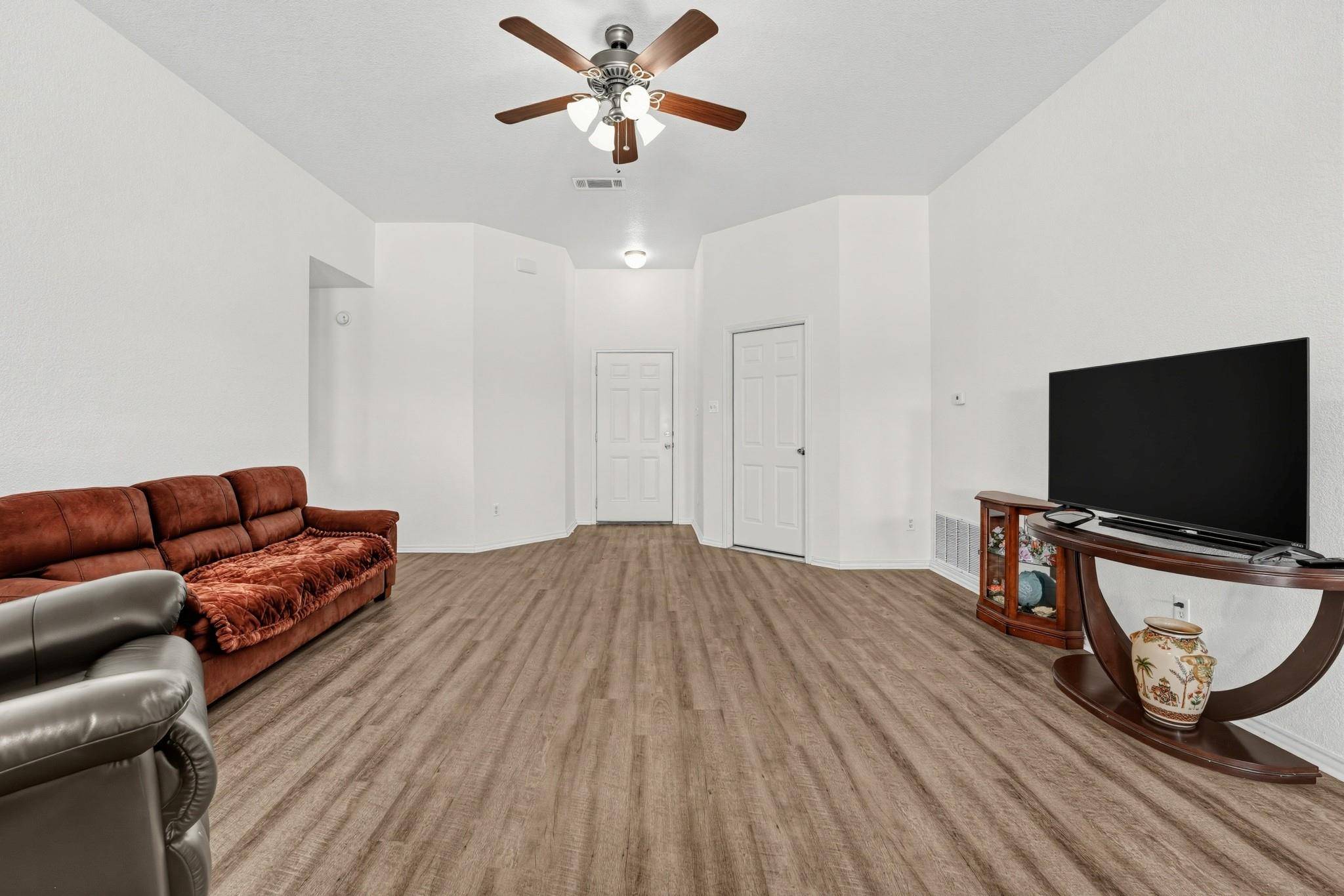 823 Ruby CT, Jarrell, TX 76537