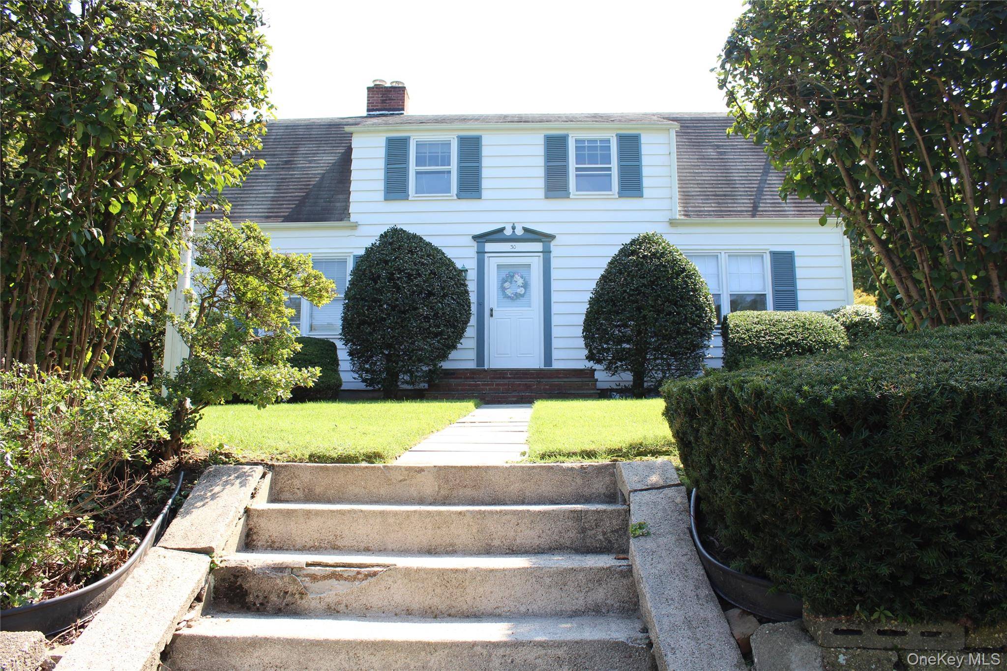 30 Randou DR, Huntington, NY 11743