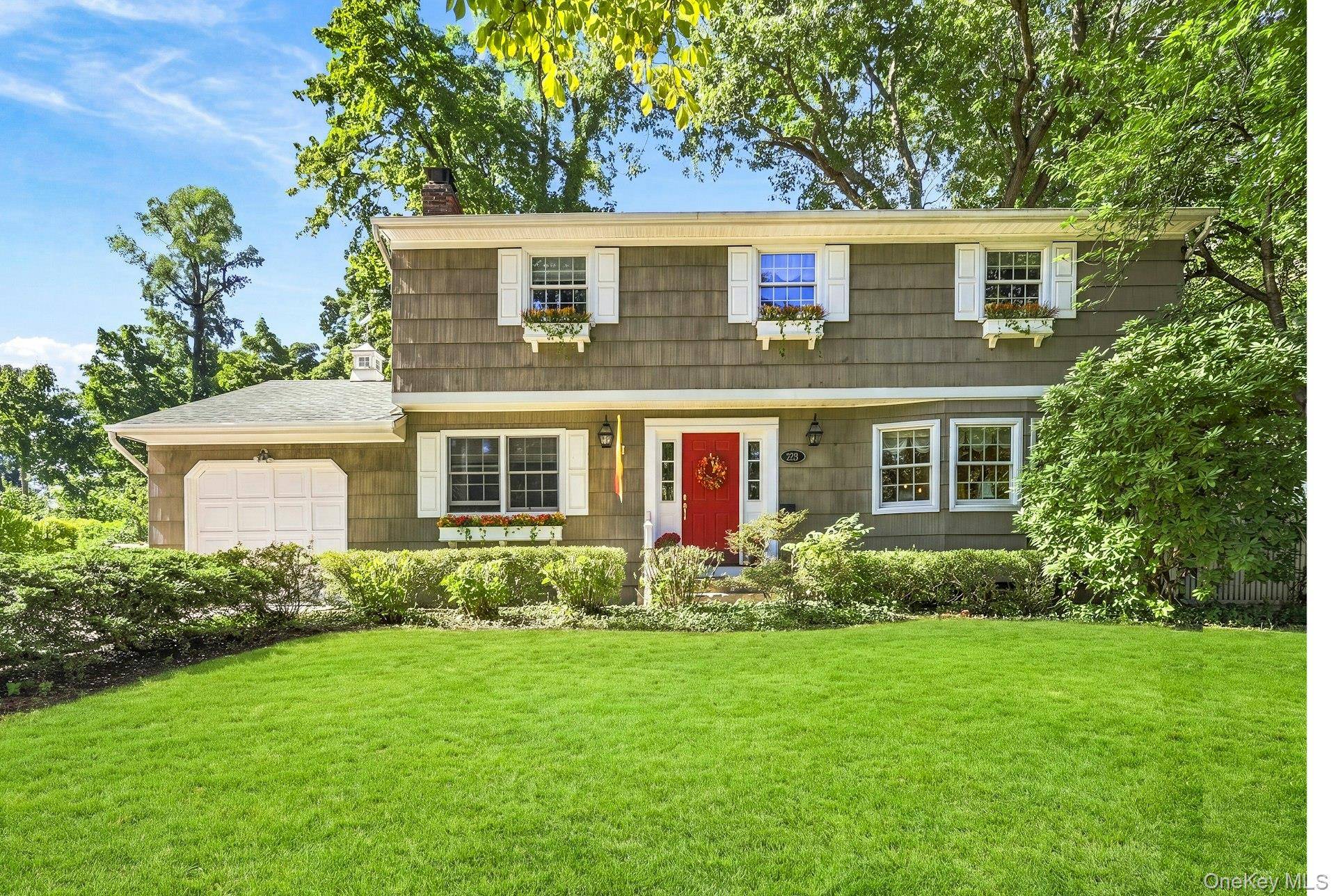25 W Scudder PL, Northport, NY 11768