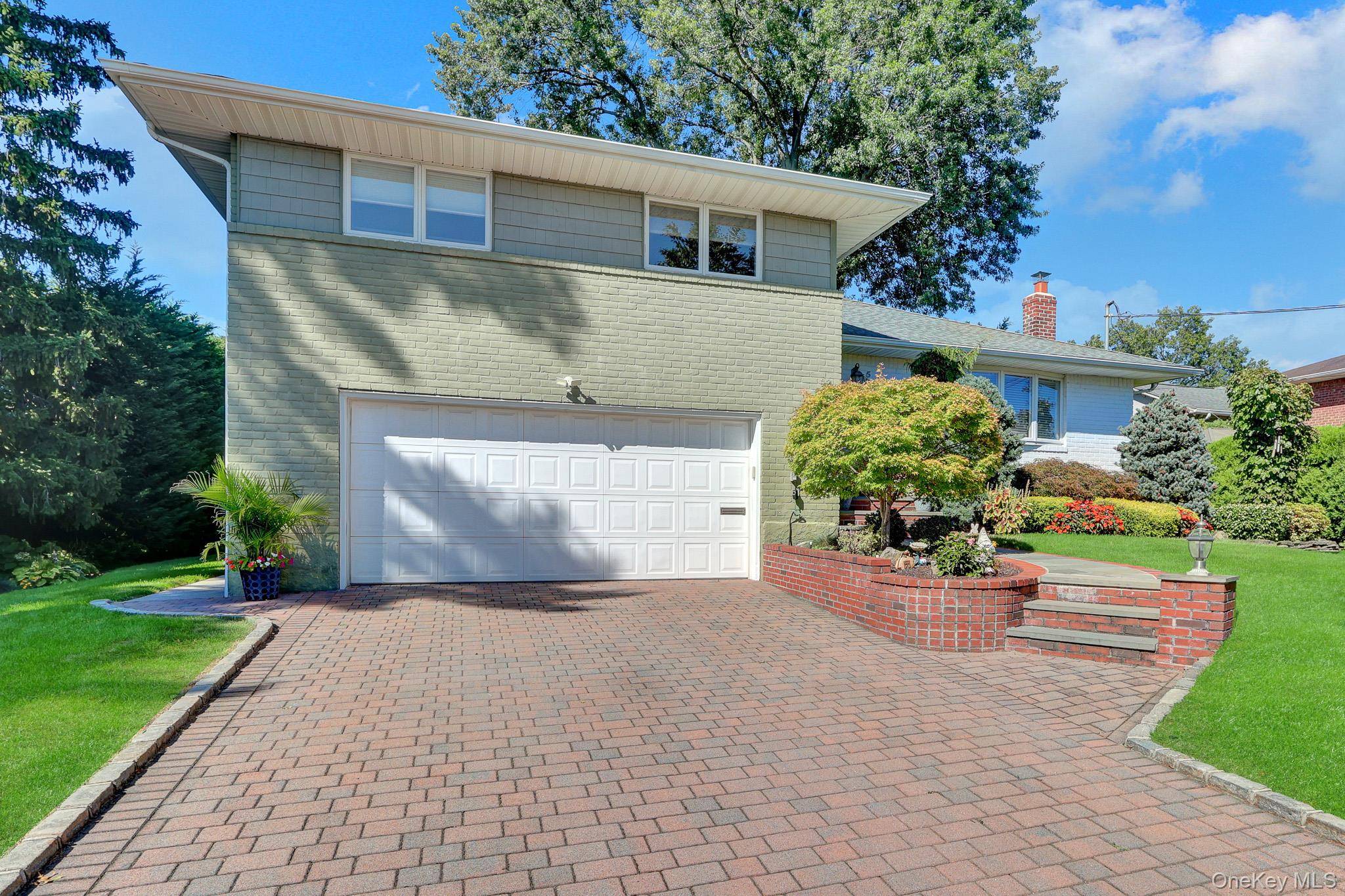 506 Nassau PL, Garden City, NY 11530