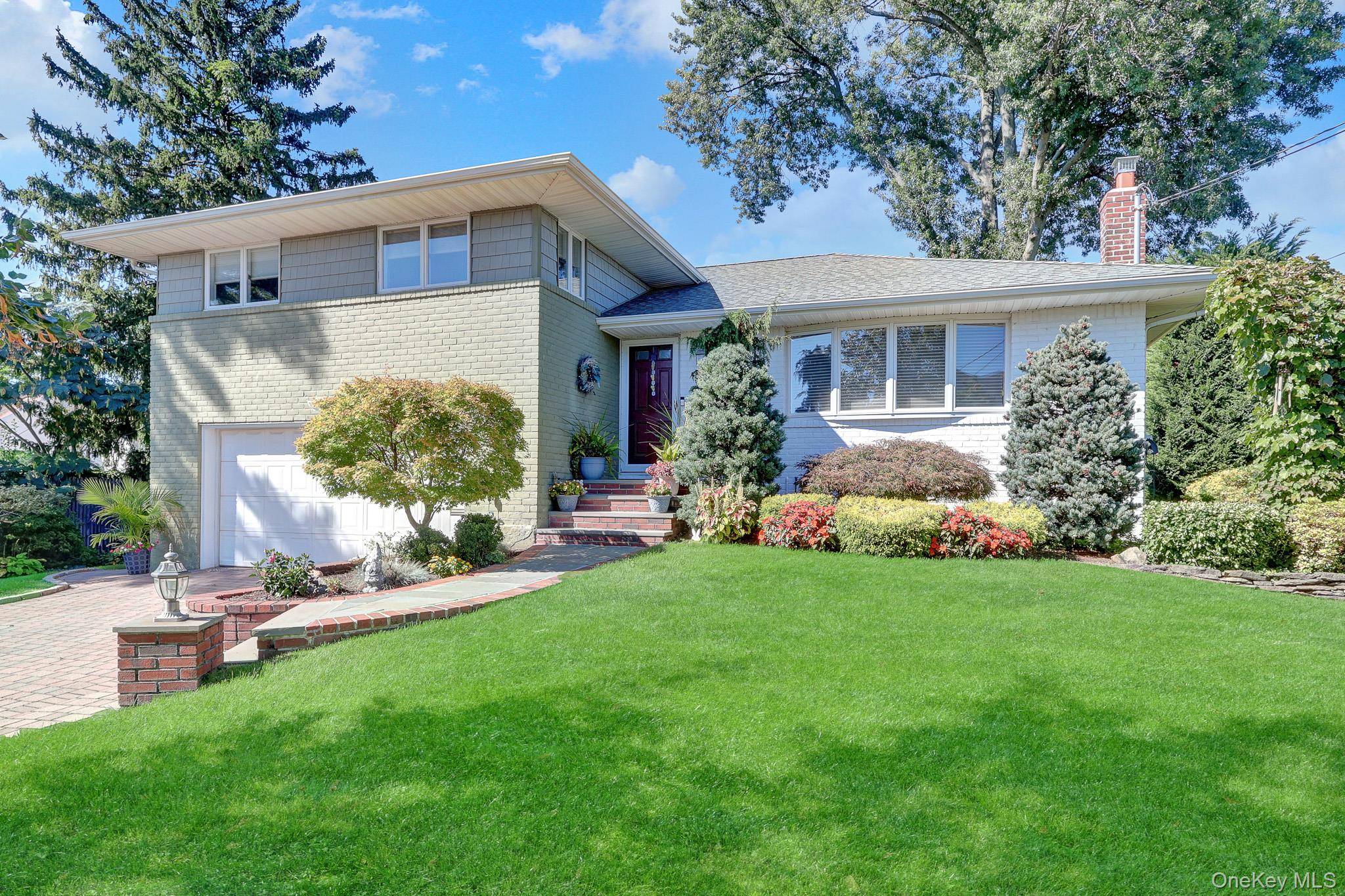 506 Nassau PL, Garden City, NY 11530
