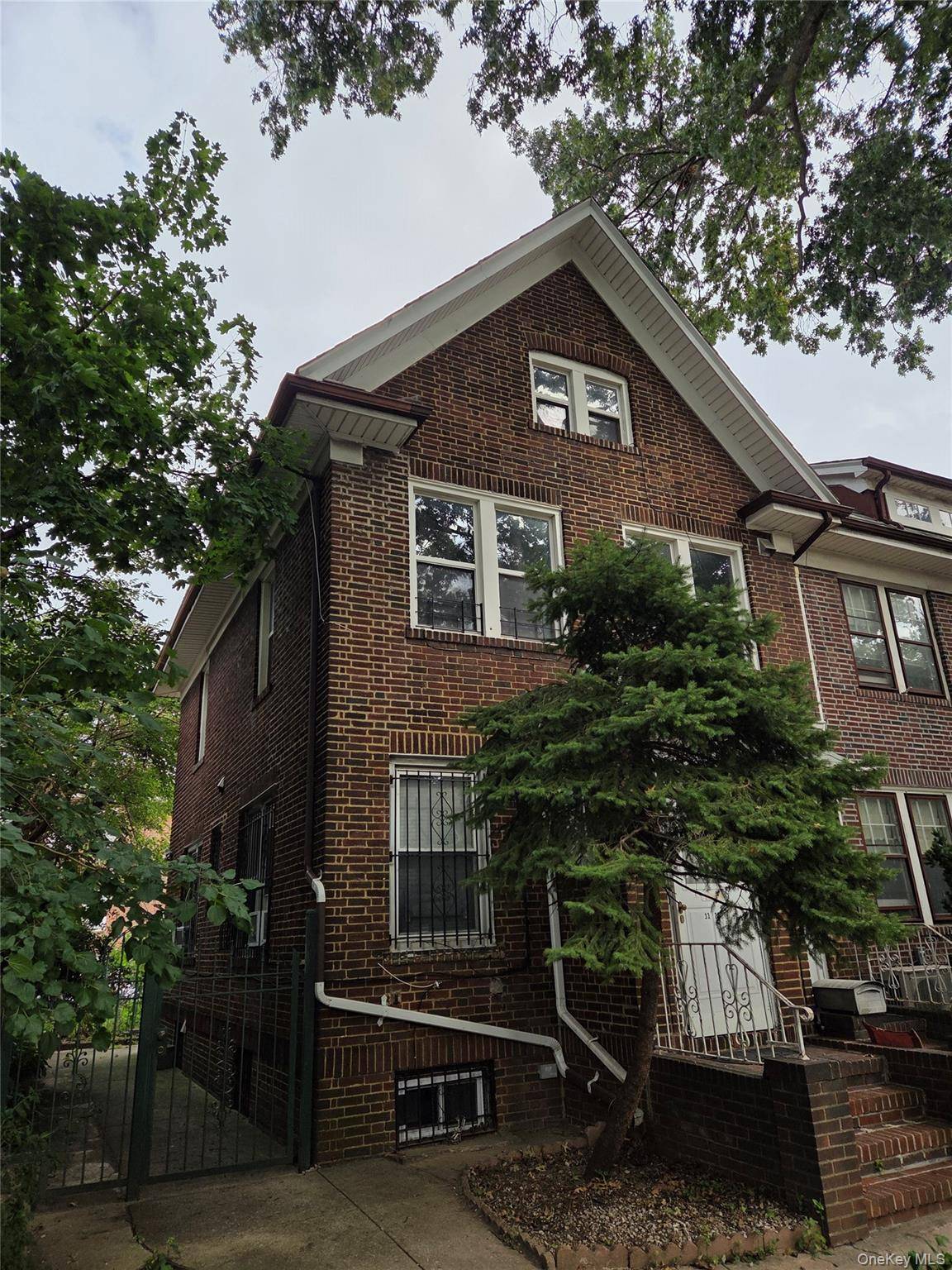 33-25 88th ST, Jackson Heights, NY 11372