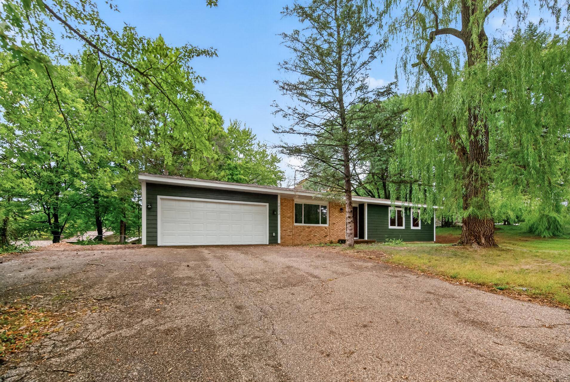 18212 Ginavale LN, Eden Prairie, MN 55346