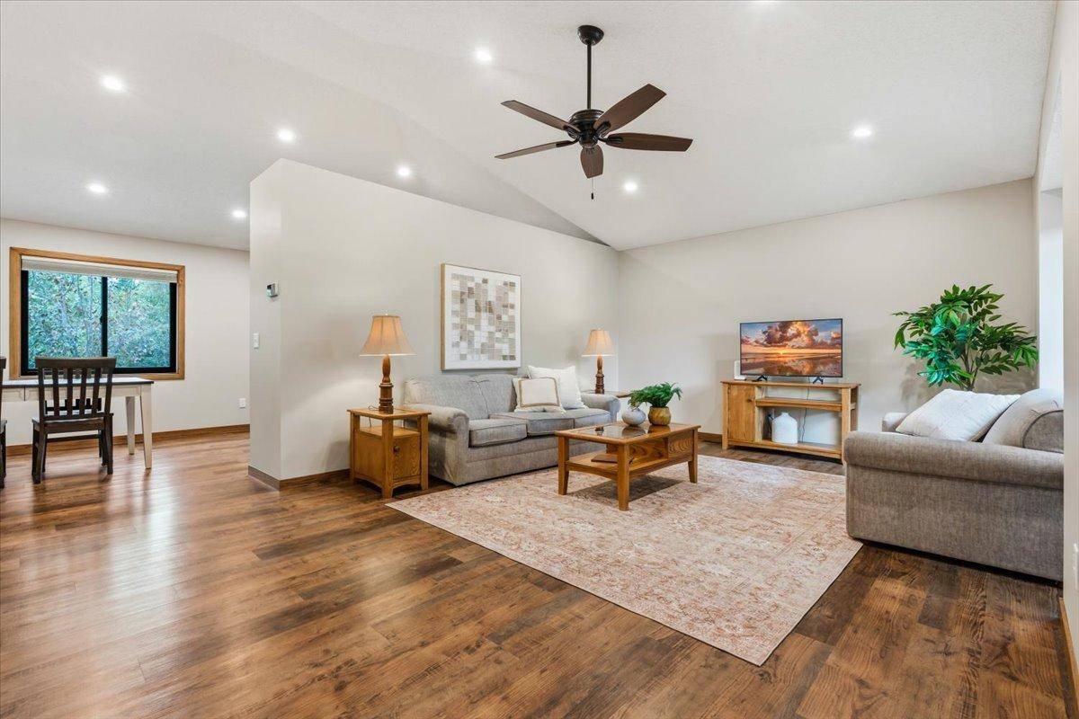 8821 Rainier CT, Woodbury, MN 55125