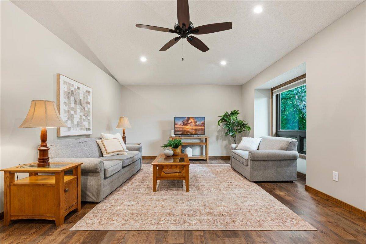 8821 Rainier CT, Woodbury, MN 55125