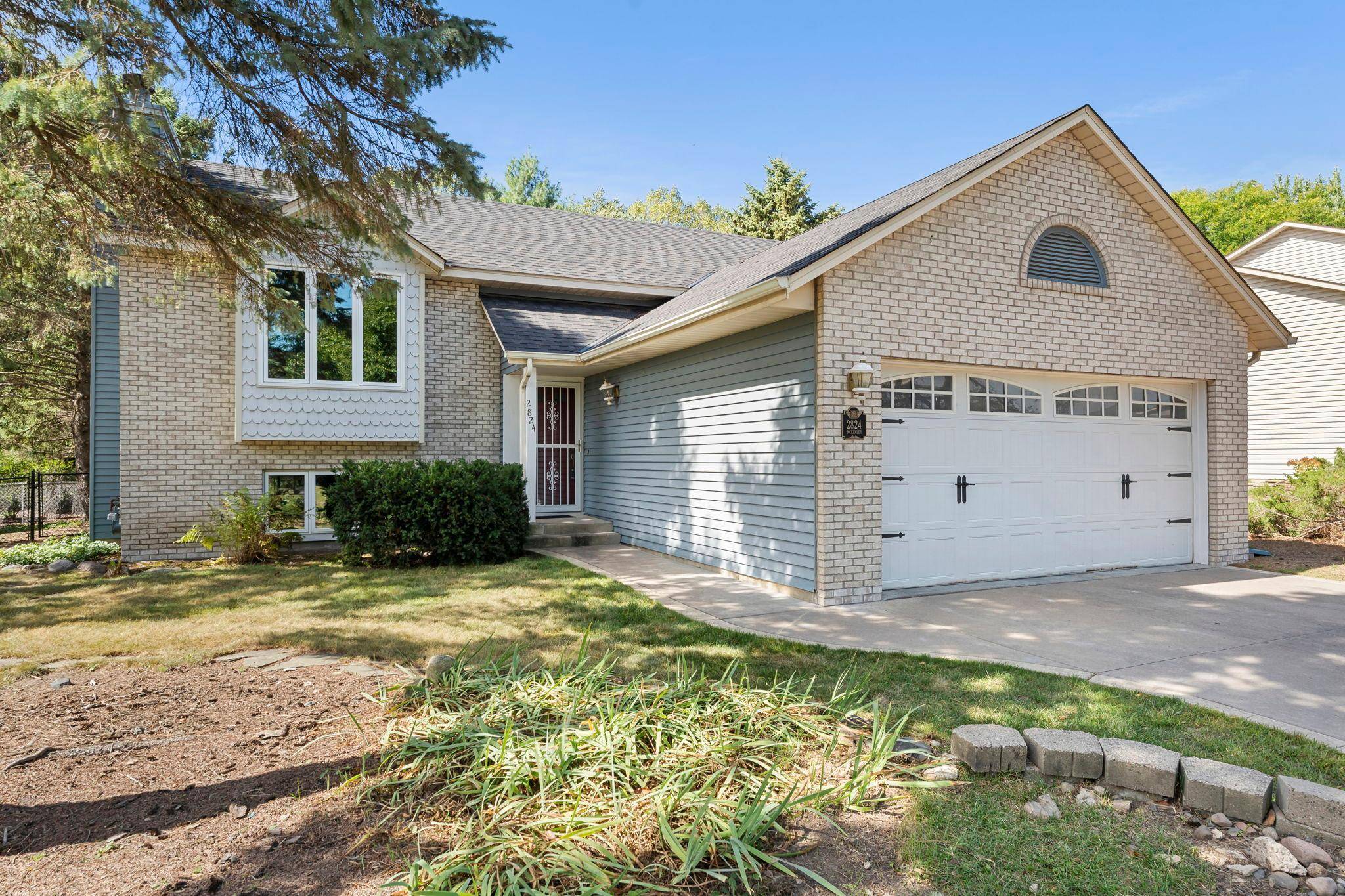 2824 Mckinley DR, Woodbury, MN 55125
