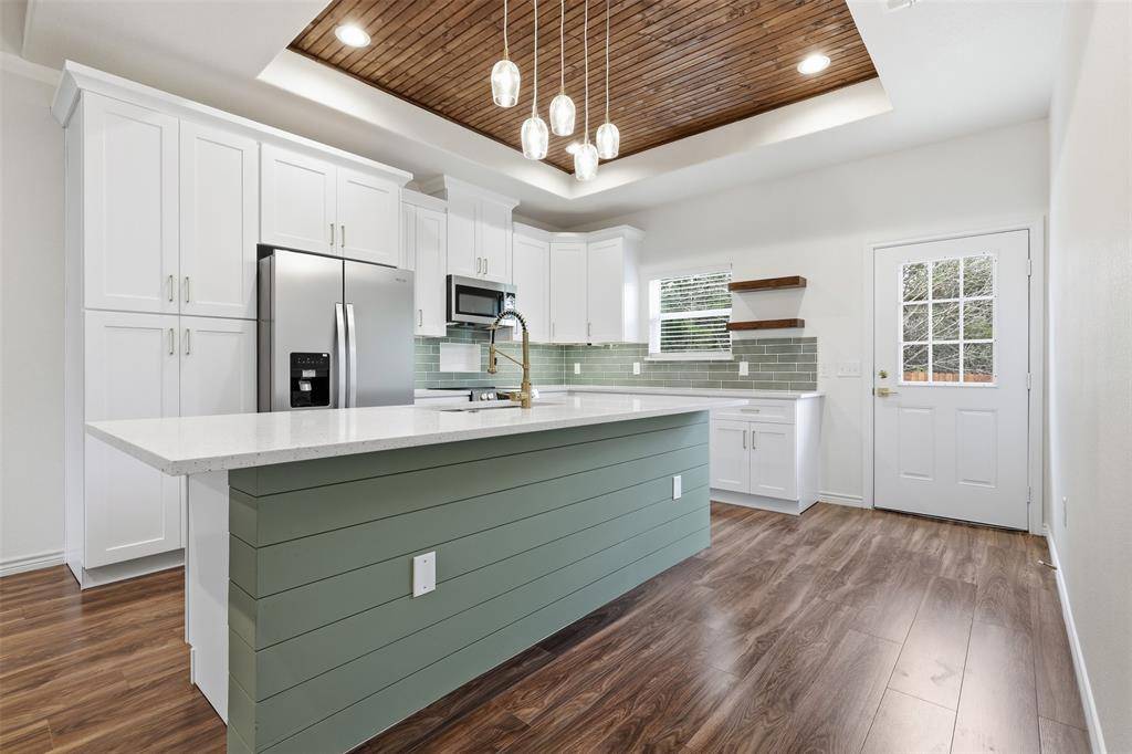5718 Barkridge Drive, Granbury, TX 76048
