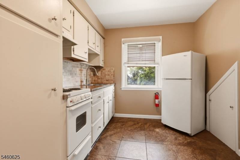33 Willow Ave, Woodbridge Twp., NJ 08830