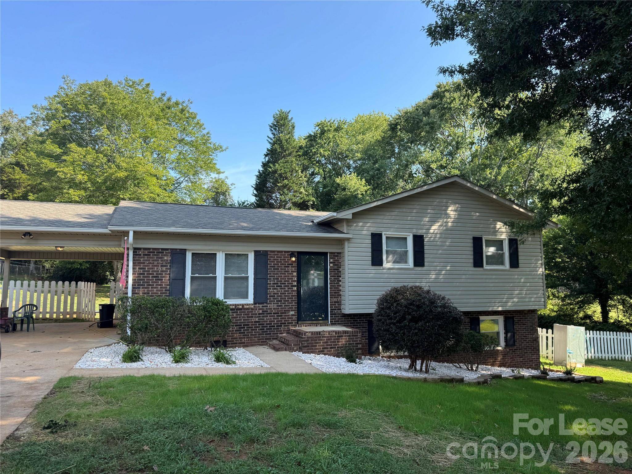 5672 Claridge DR, Hickory, NC 28602