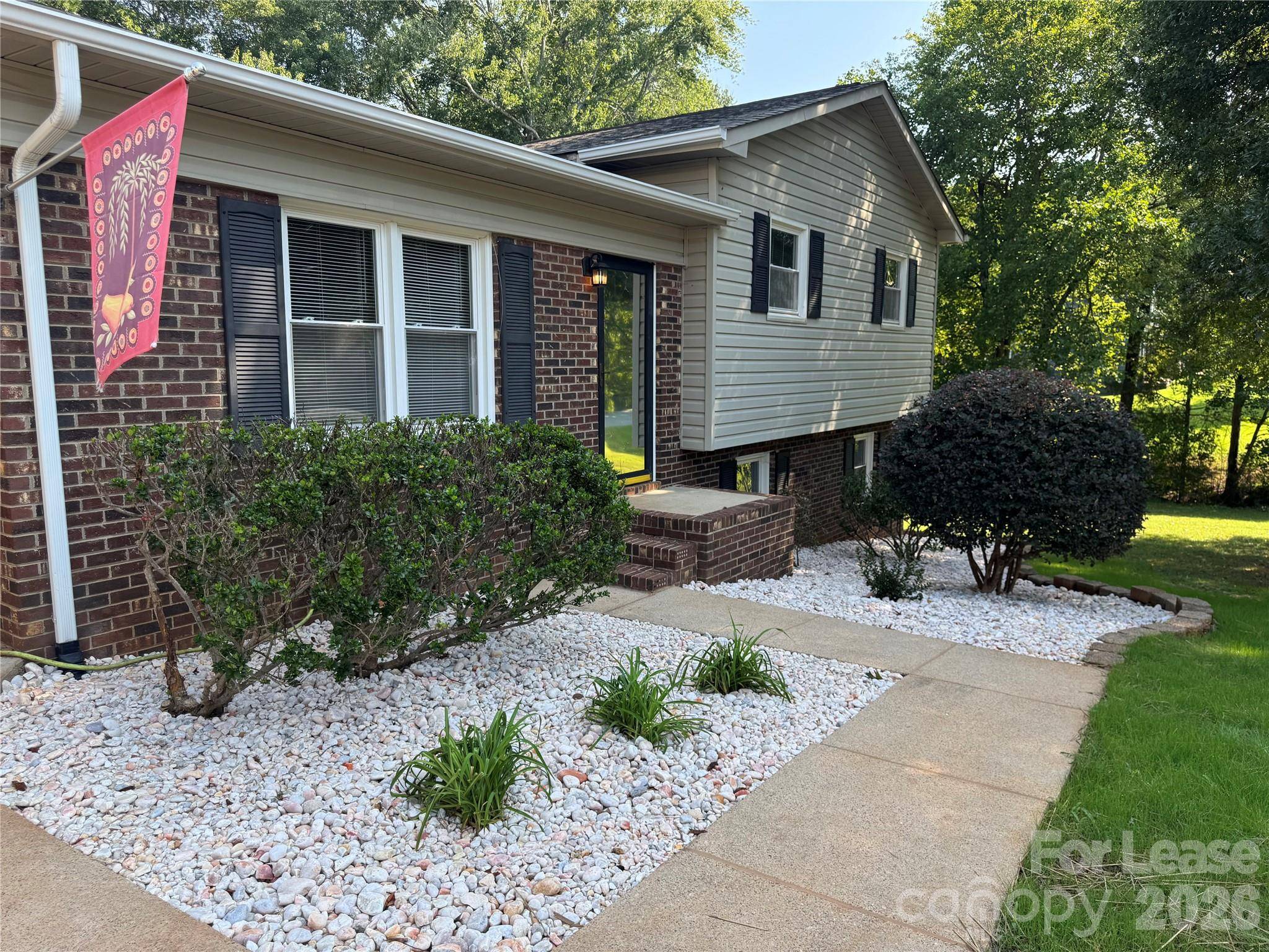 5672 Claridge DR, Hickory, NC 28602