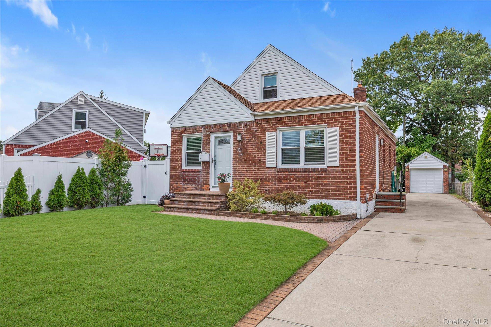 12 Kingston ST, Elmont, NY 11003