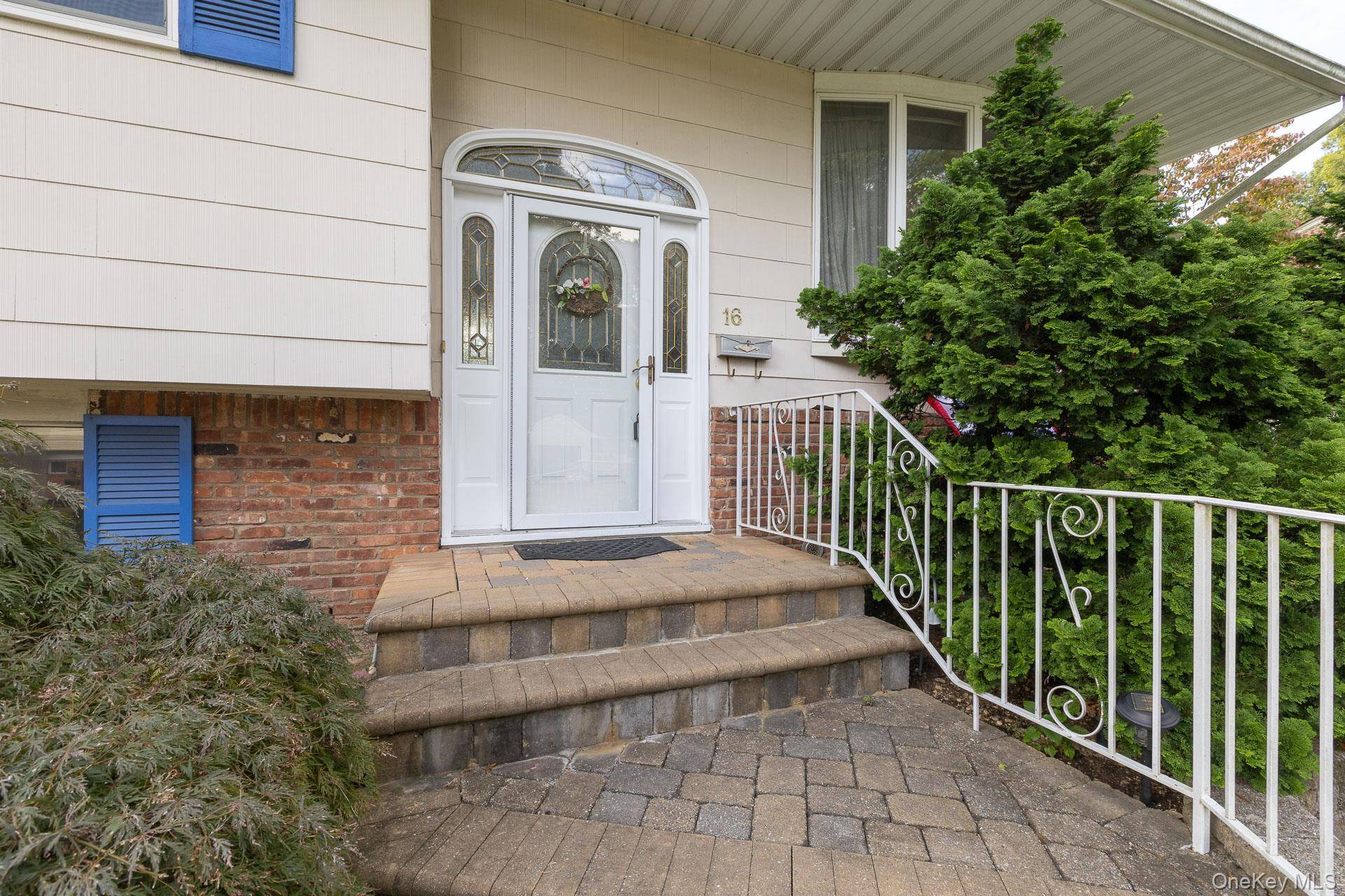 16 Arlington AVE, Saint James, NY 11780