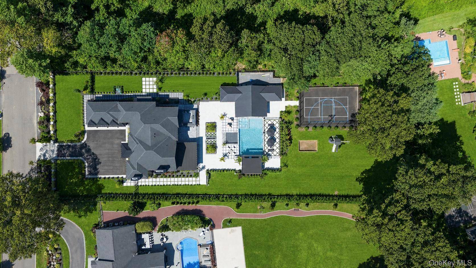 13 Sleepy Hollow LN, Dix Hills, NY 11746