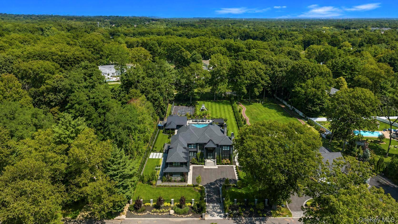 13 Sleepy Hollow LN, Dix Hills, NY 11746