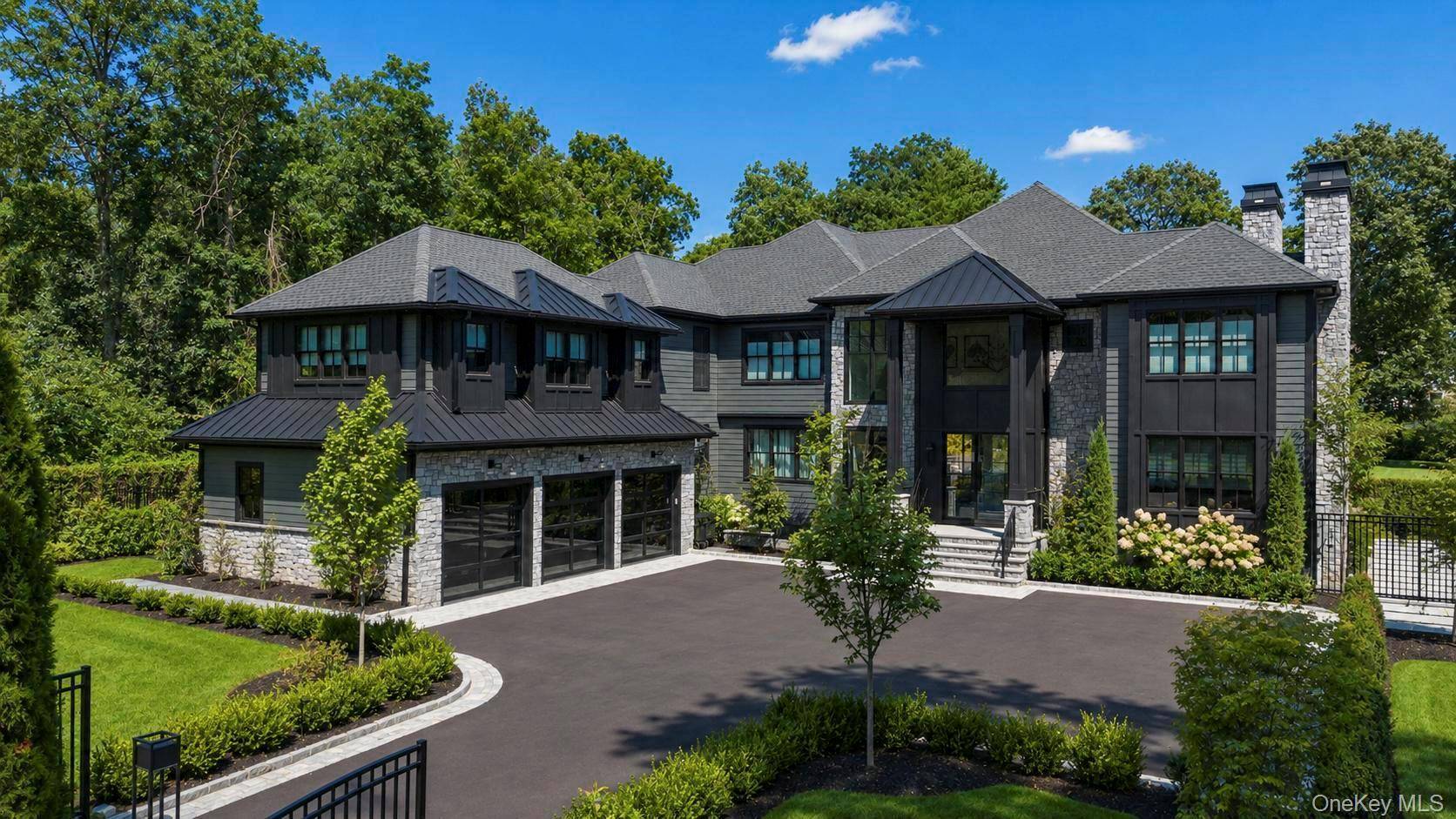 13 Sleepy Hollow LN, Dix Hills, NY 11746