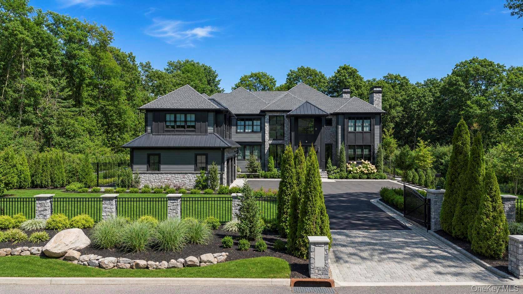 13 Sleepy Hollow LN, Dix Hills, NY 11746