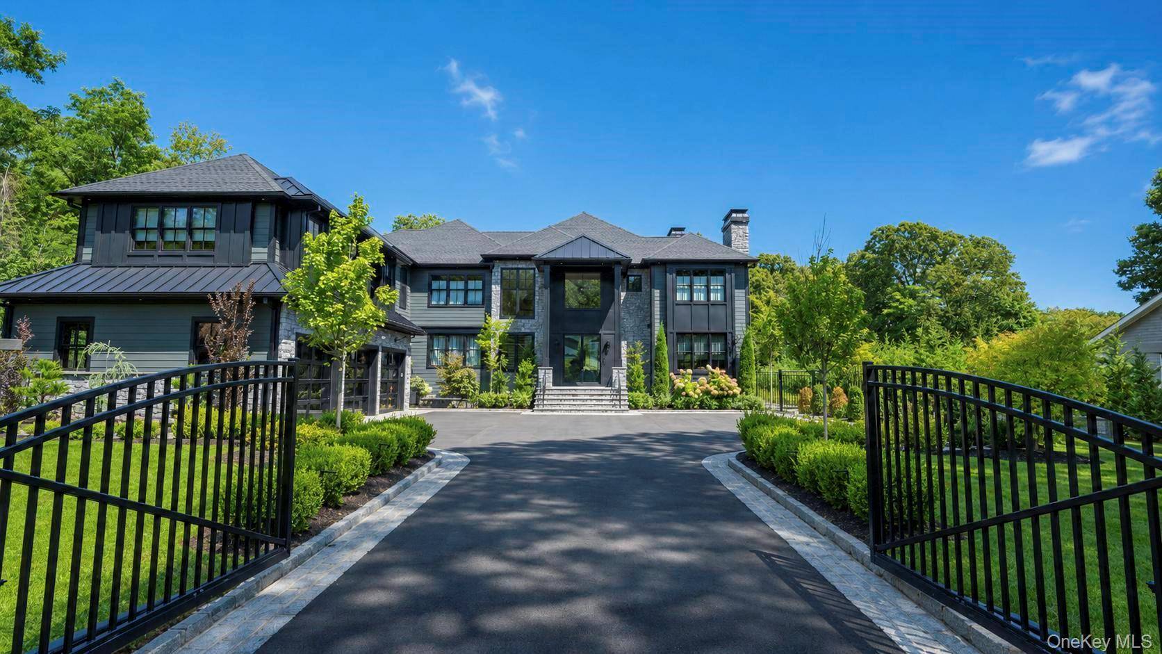 13 Sleepy Hollow LN, Dix Hills, NY 11746