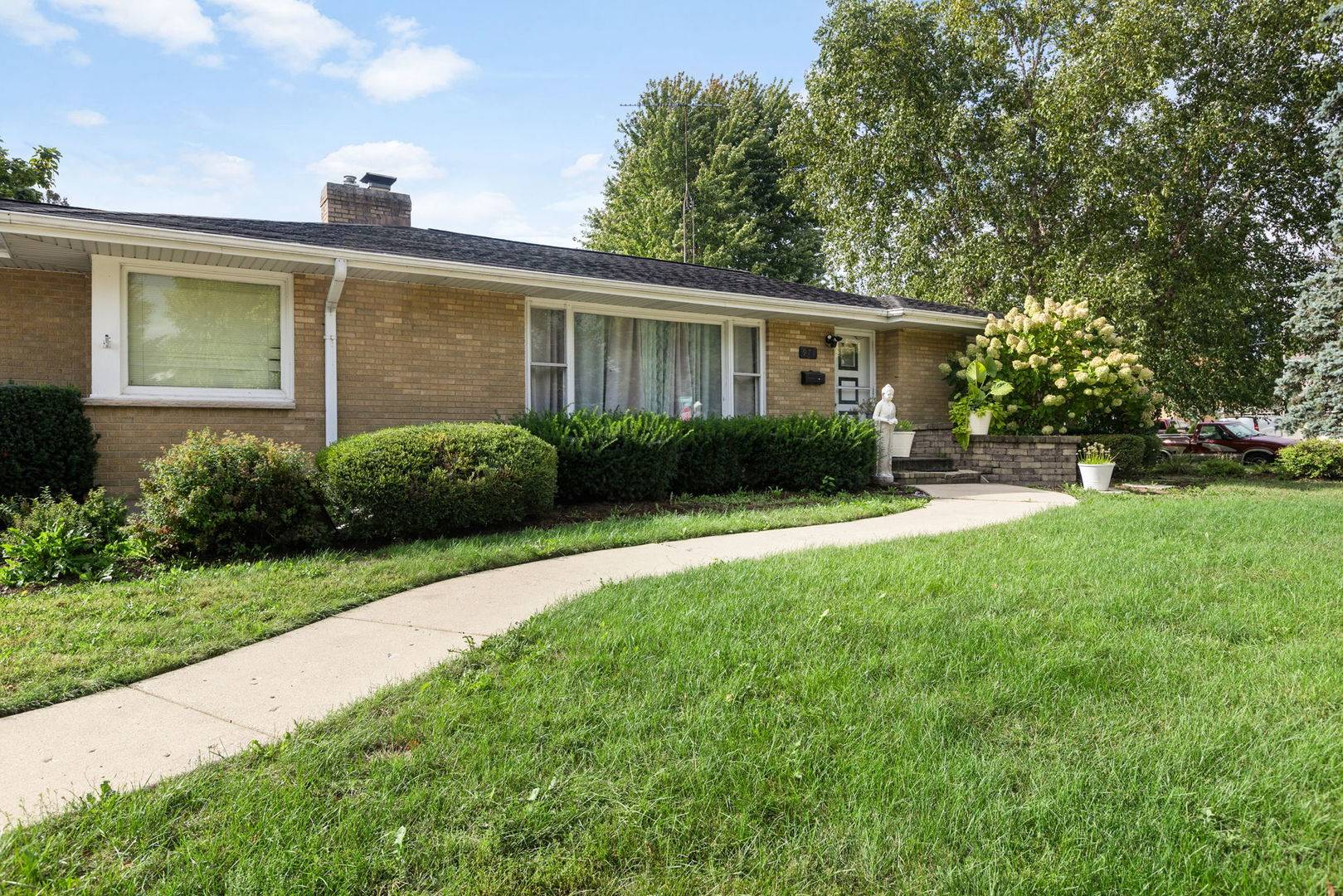 971 Demmond ST, Elgin, IL 60123