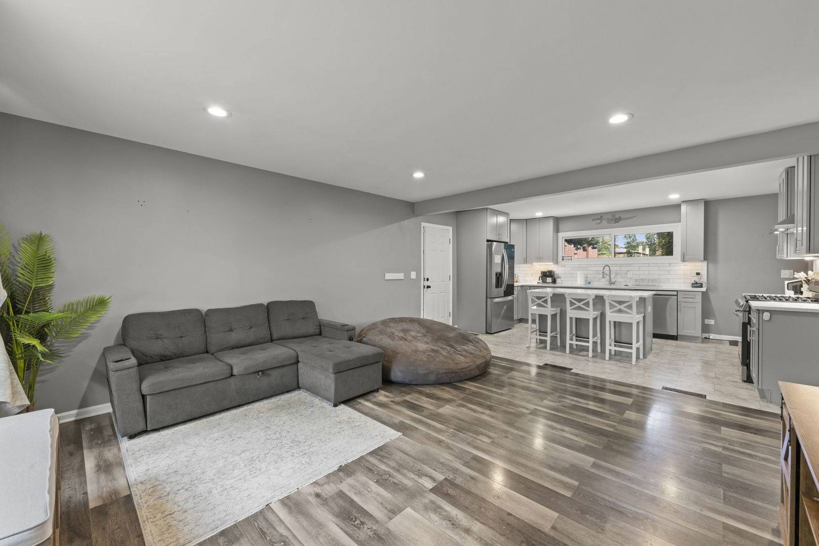 203 Lilac LN, North Aurora, IL 60542