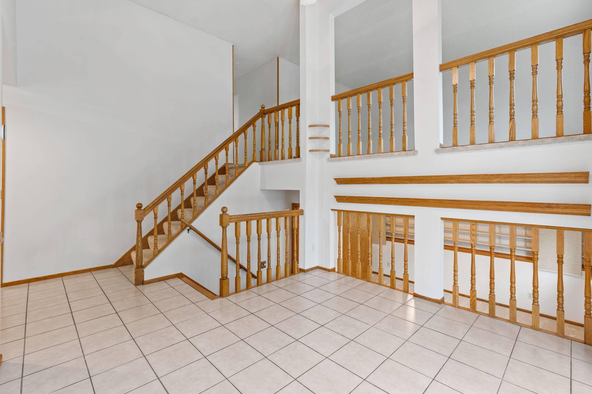 9163 Ranchview LN N, Maple Grove, MN 55369