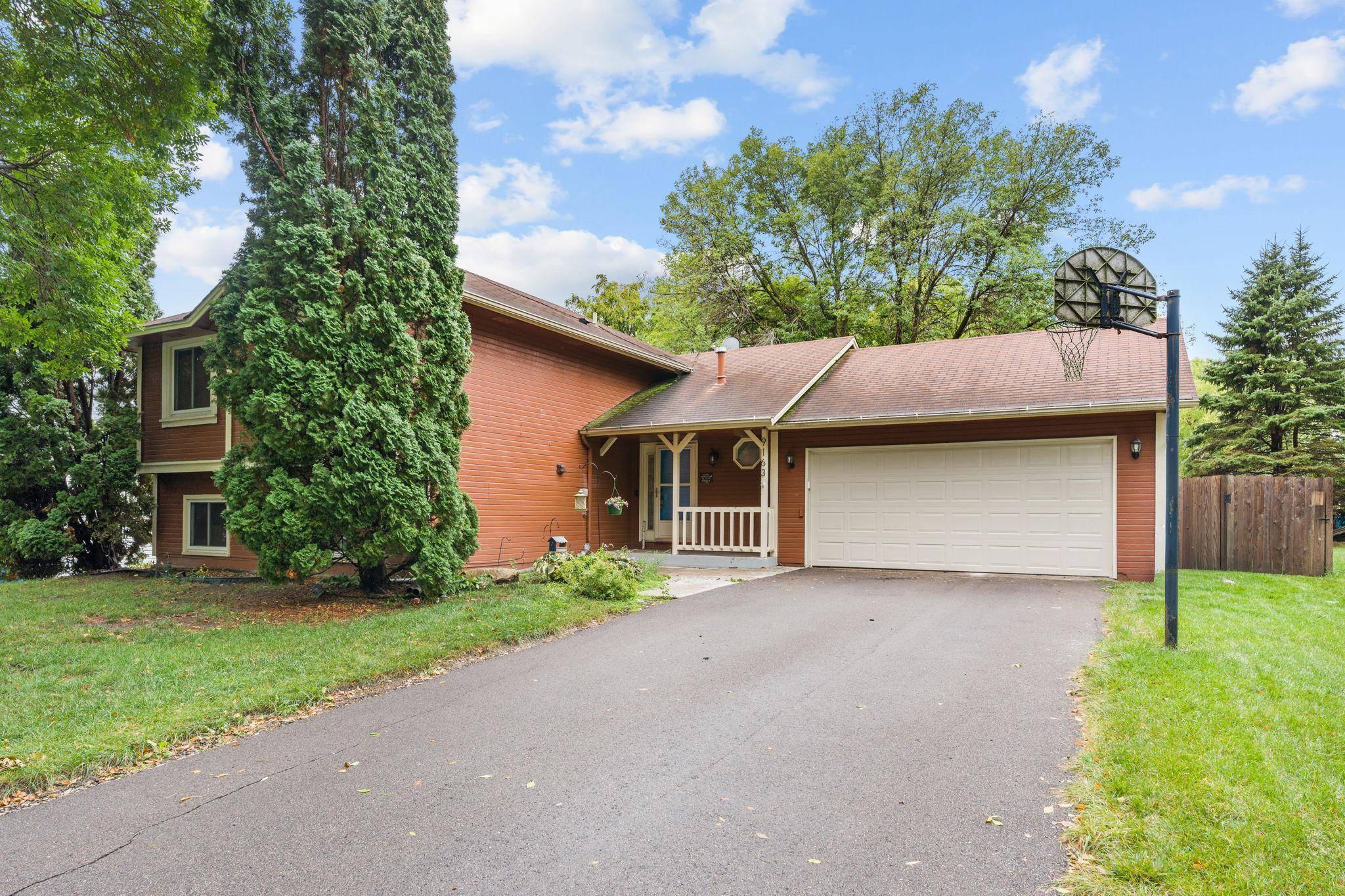 9163 Ranchview LN N, Maple Grove, MN 55369