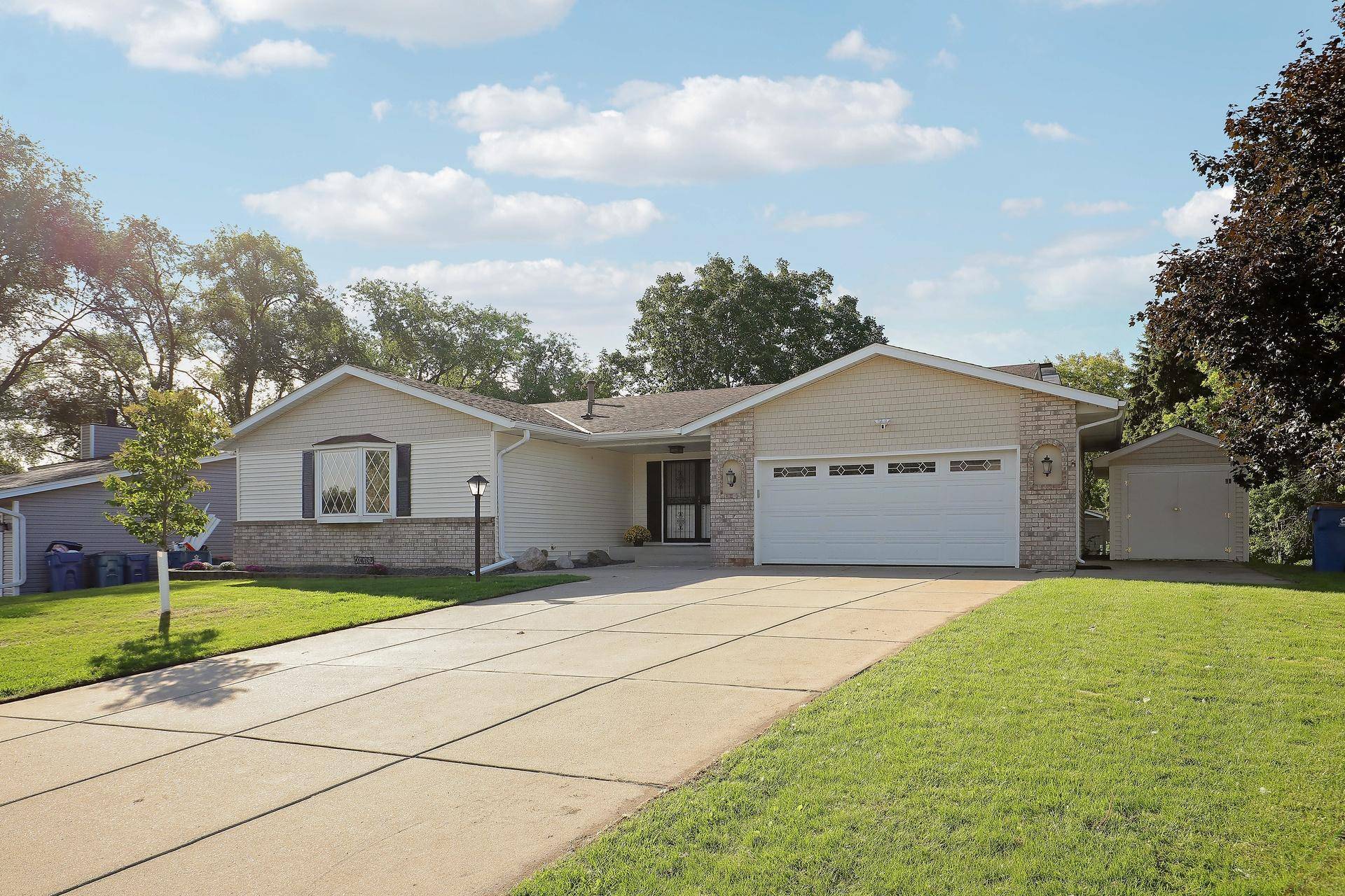 10632 Daisy CIR, Bloomington, MN 55438