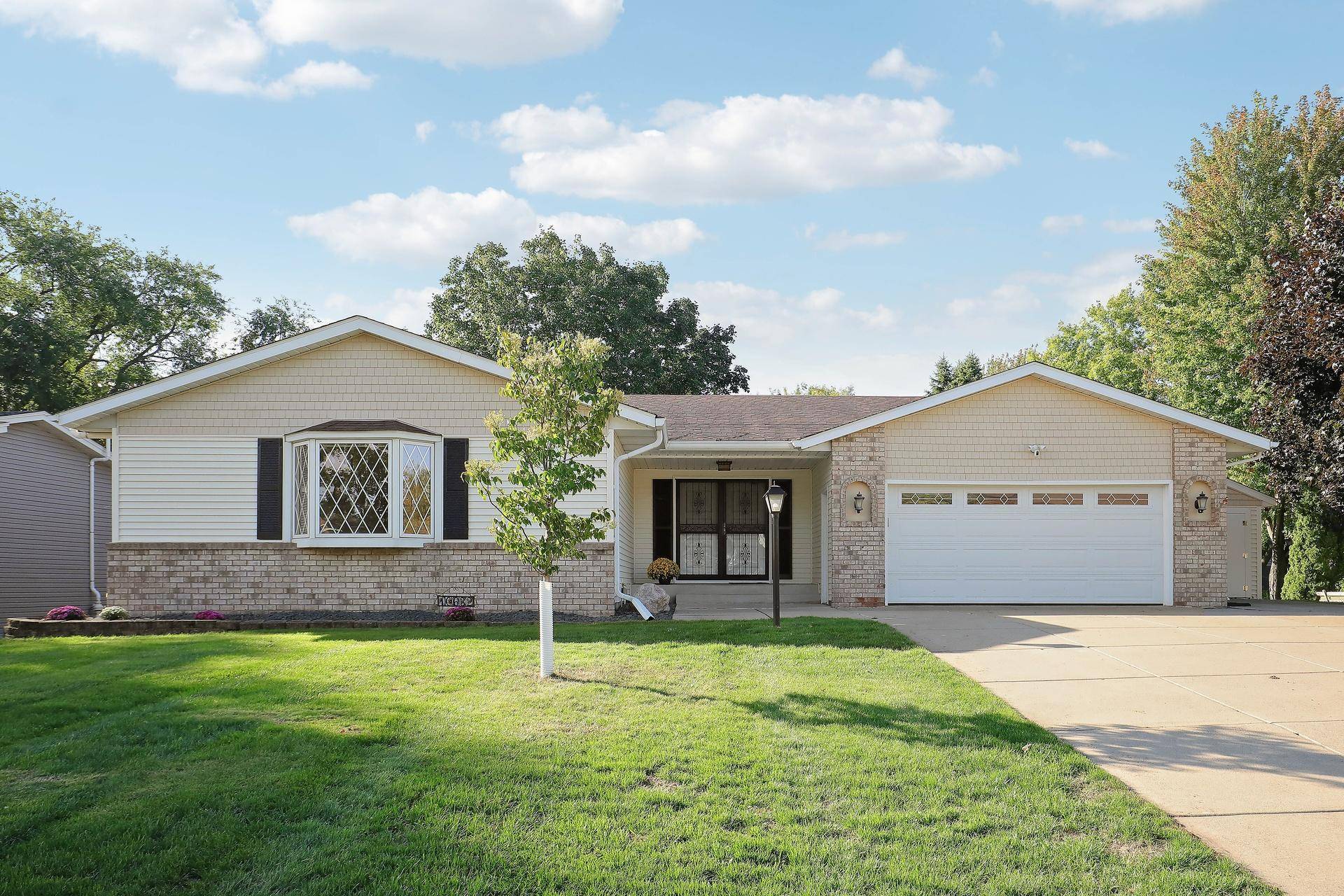 10632 Daisy CIR, Bloomington, MN 55438