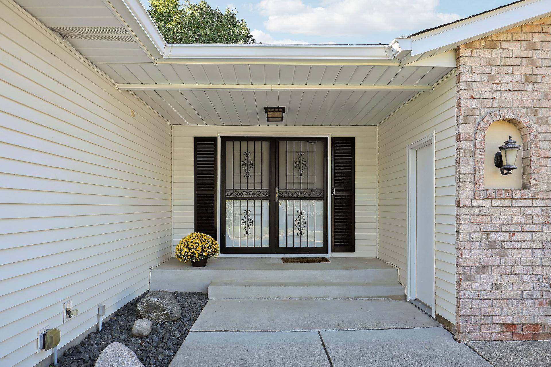 10632 Daisy CIR, Bloomington, MN 55438