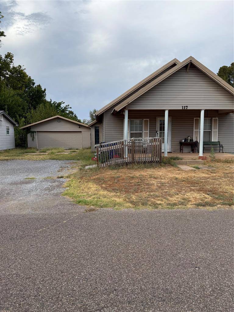 117 E Perry LN, Mustang, OK 73064
