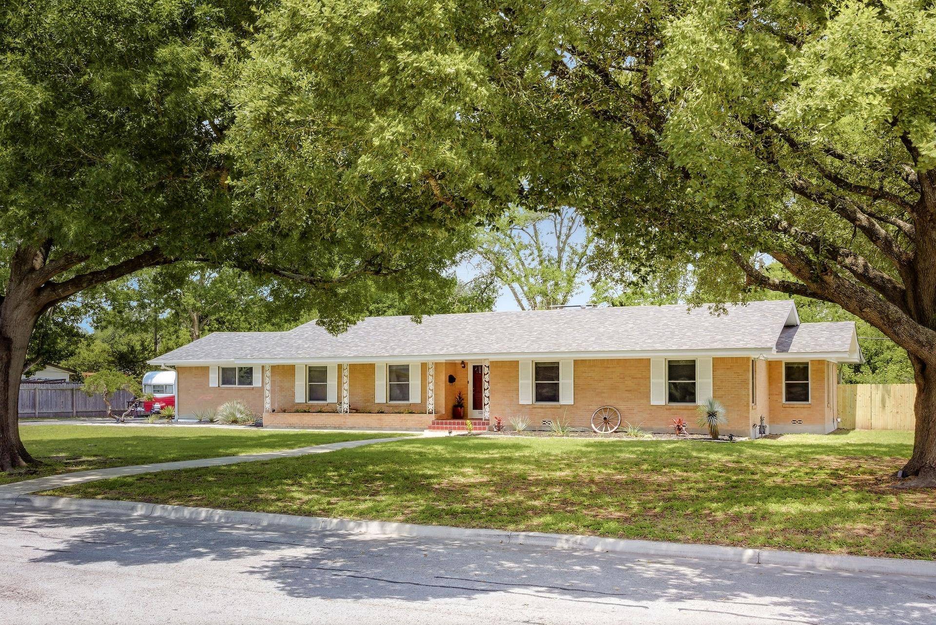 1215 W Live Oak ST, Lockhart, TX 78644