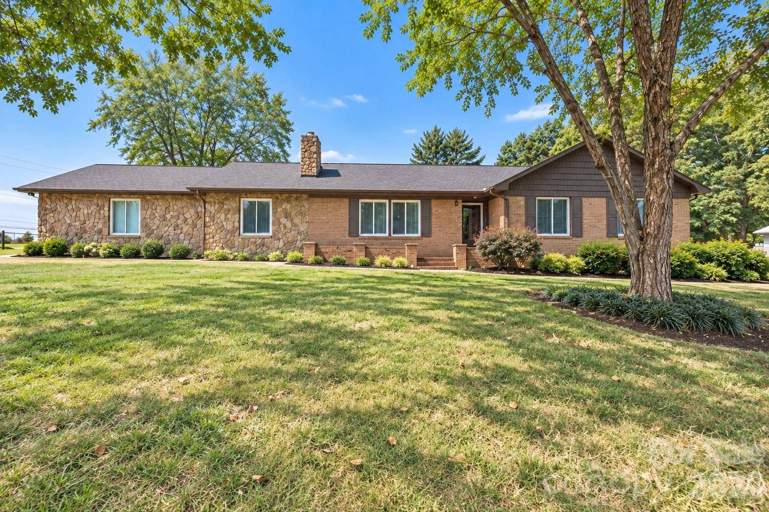 1953 Crestdale LN, Newton, NC 28658