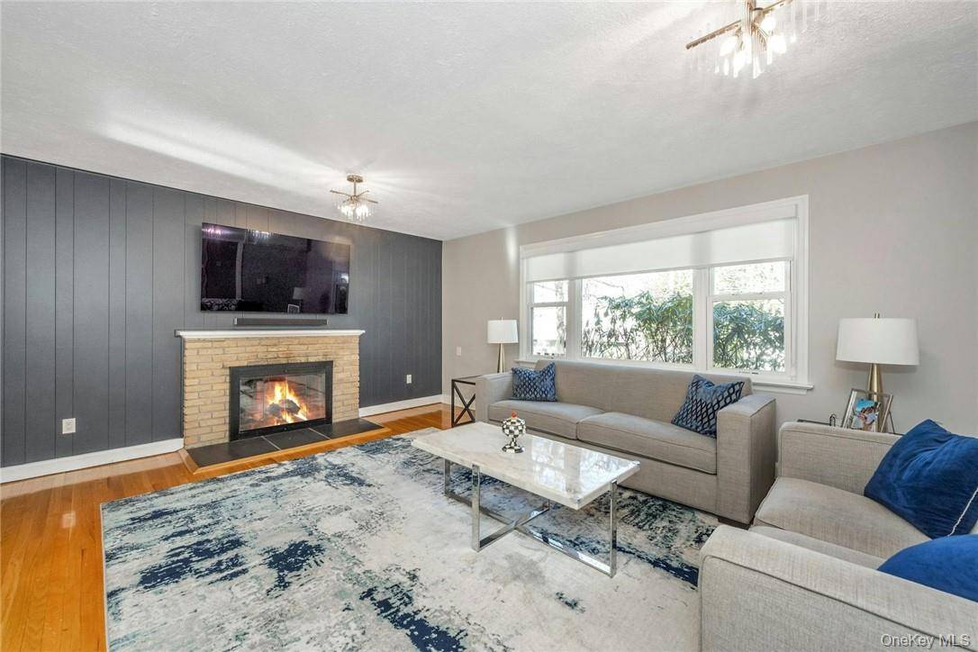 6 Crest DR, White Plains, NY 10607