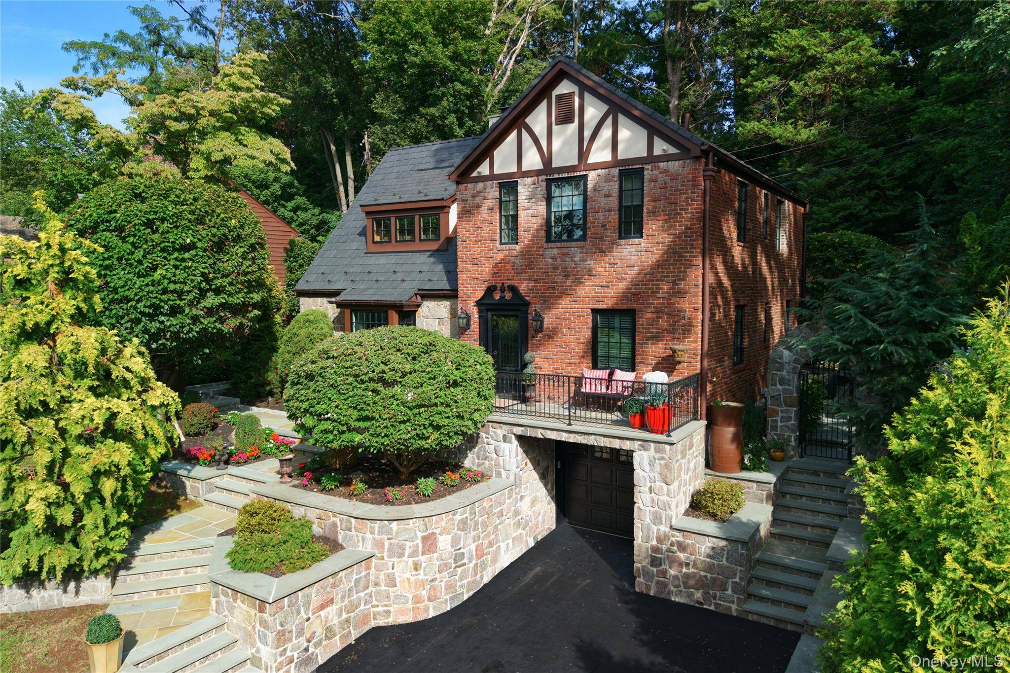 17 Sinclair Martin DR, Roslyn, NY 11576