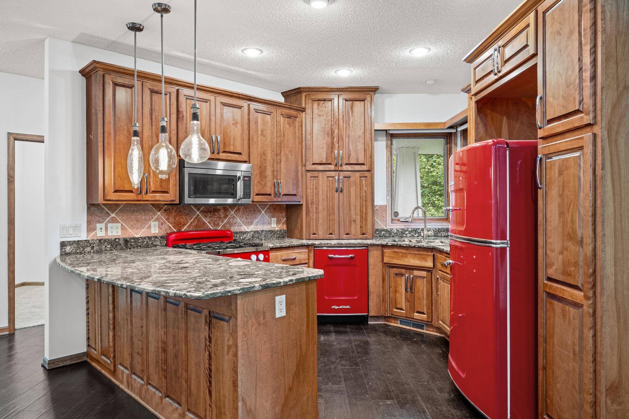 9250 Blackoaks LN N, Maple Grove, MN 55311