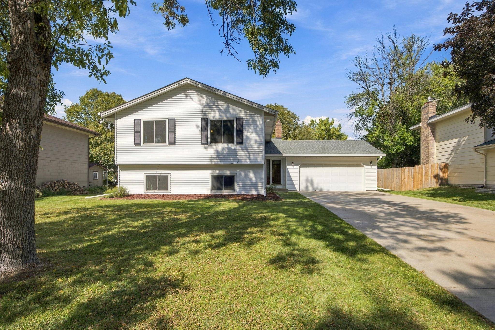 8818 N Brook AVE N, Brooklyn Park, MN 55428