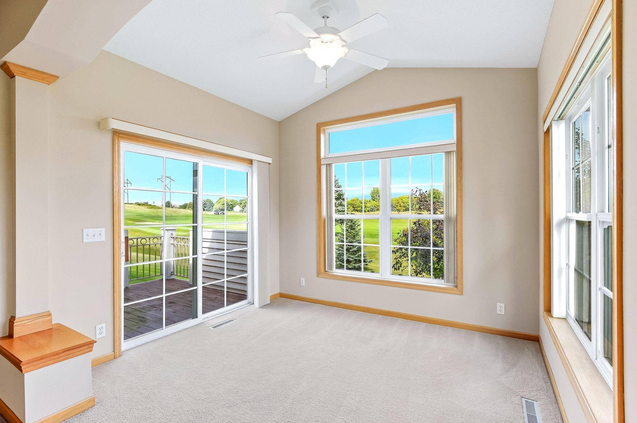 536 Holly LN N, Oakdale, MN 55128
