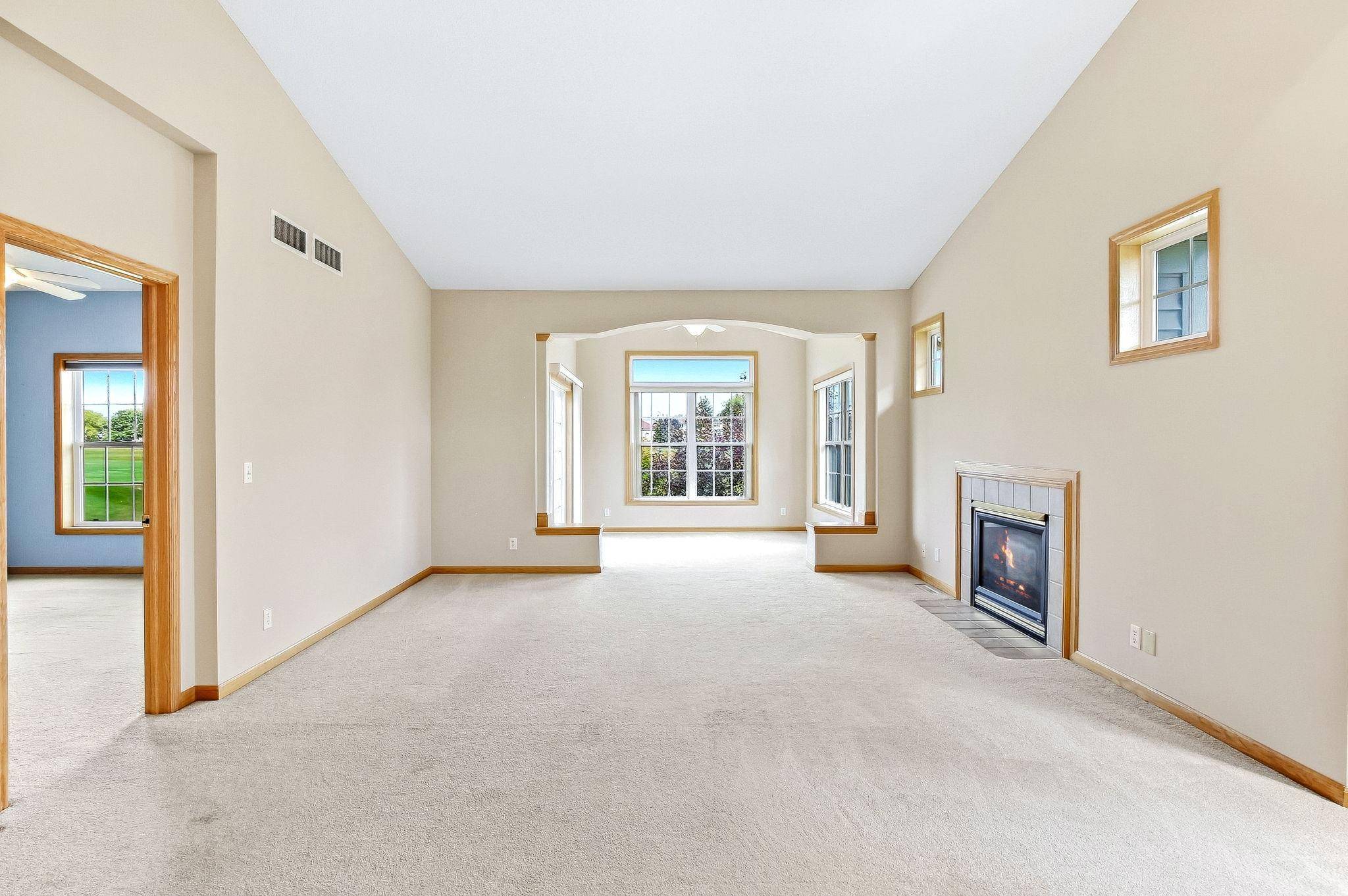536 Holly LN N, Oakdale, MN 55128