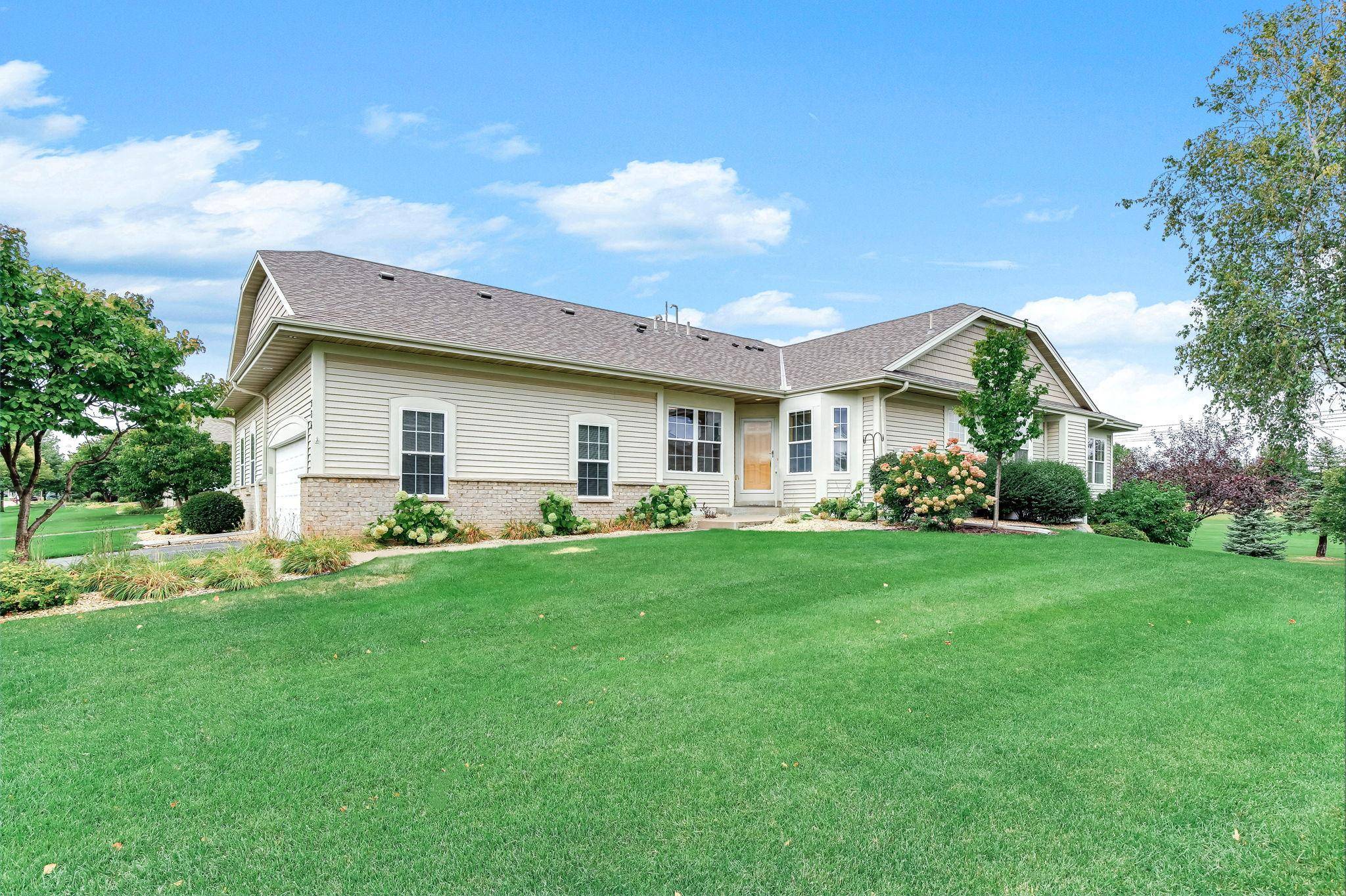 536 Holly LN N, Oakdale, MN 55128