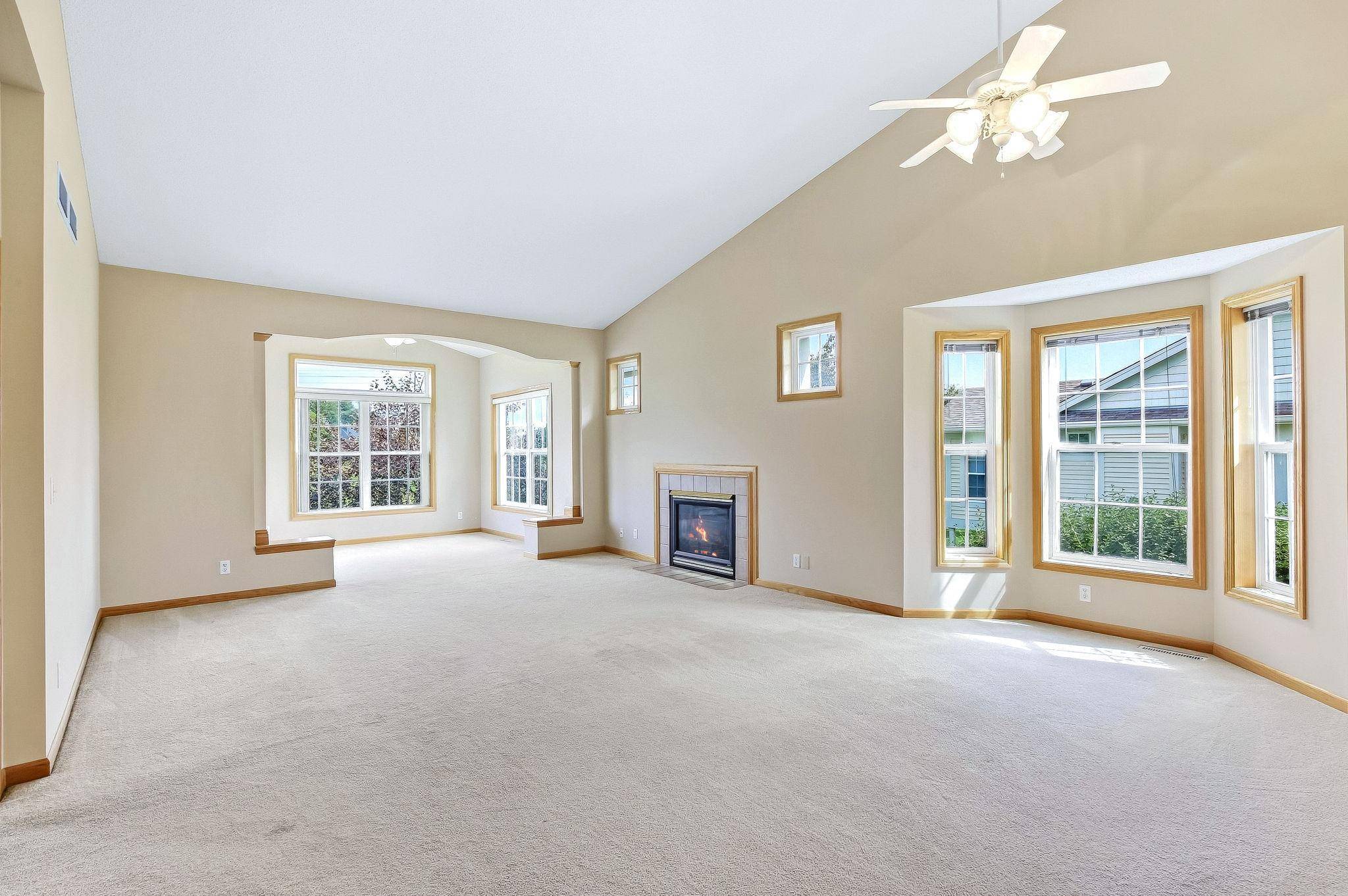 536 Holly LN N, Oakdale, MN 55128