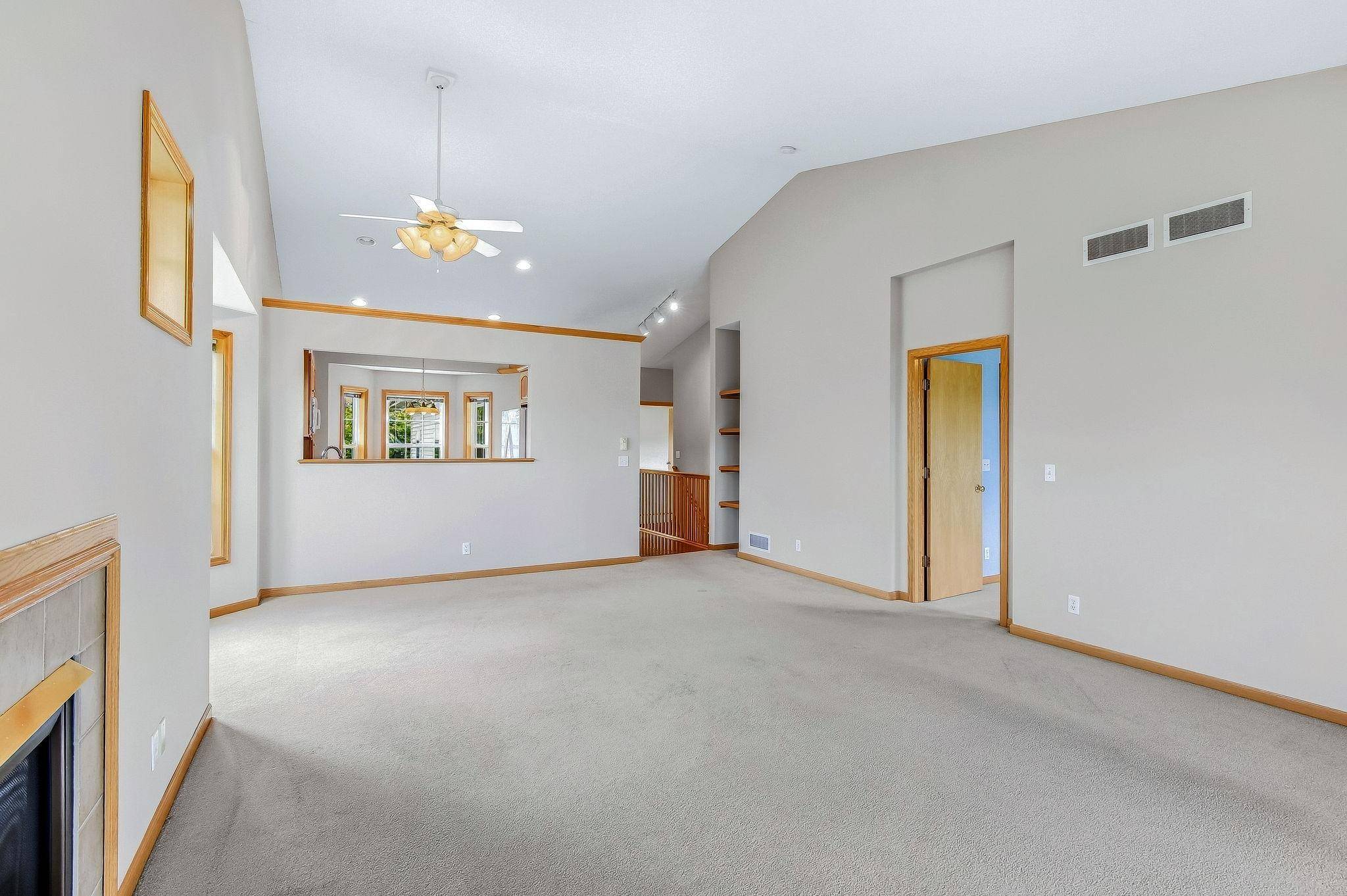536 Holly LN N, Oakdale, MN 55128