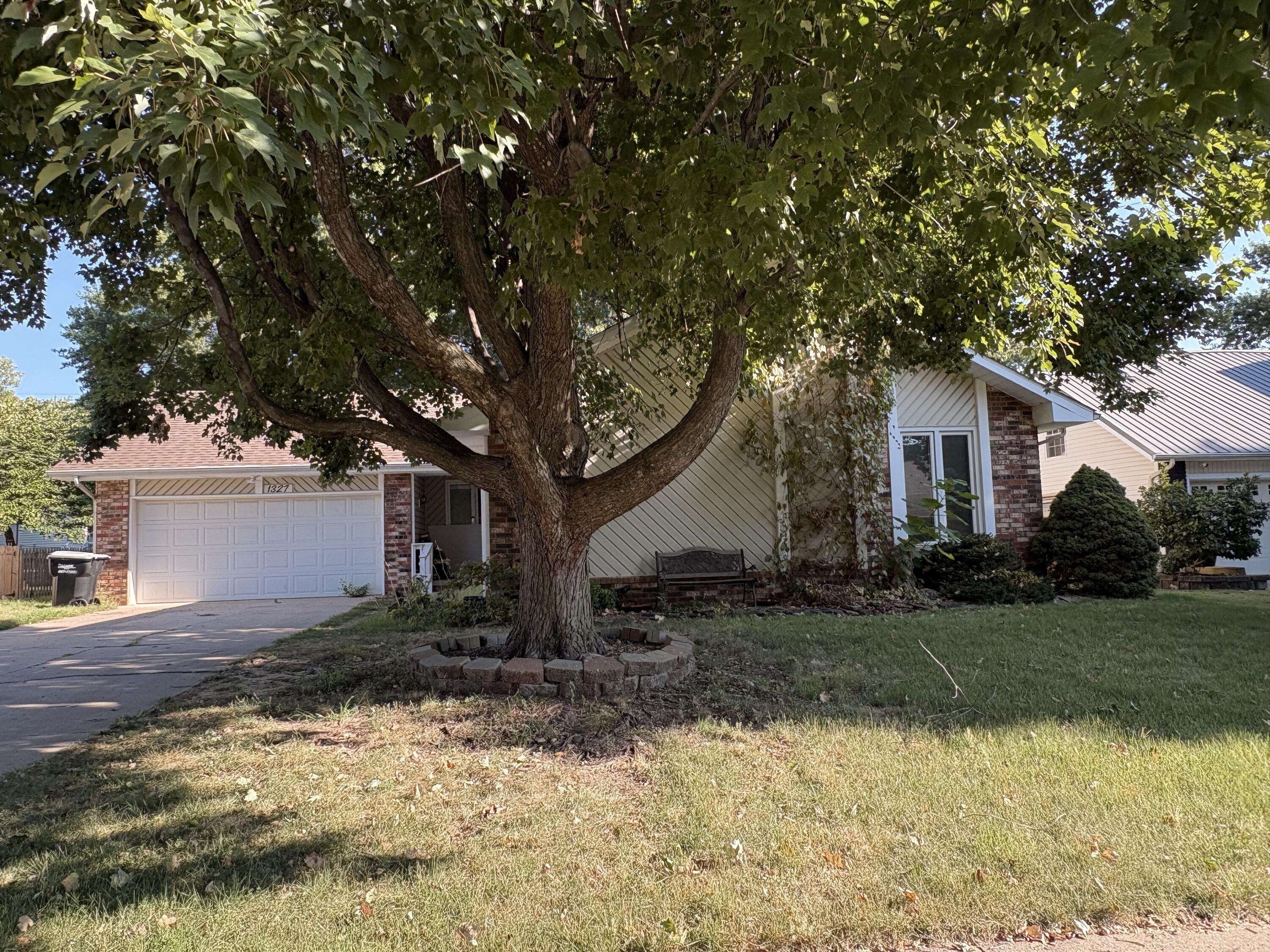 1327 W Riverside ST, Springfield, MO 65807