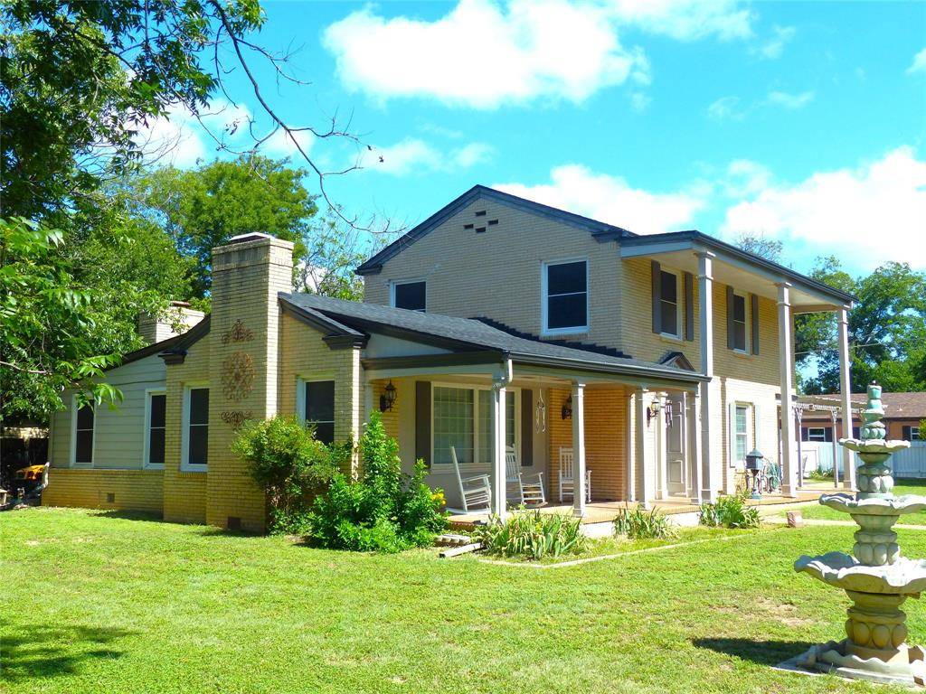 1408 S China, Brady, TX 76825