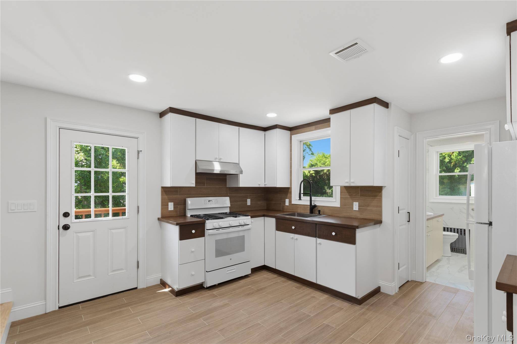 1 Alvin ST #2, Glen Cove, NY 11542