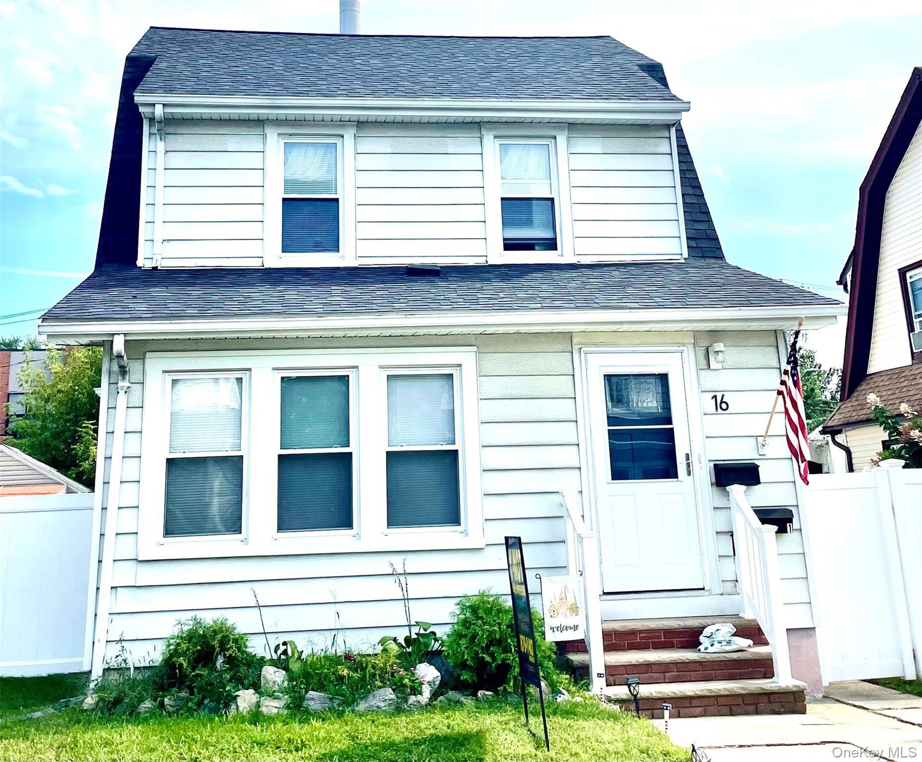 16 Evergreen DR #1, North Lindenhurst, NY 11757