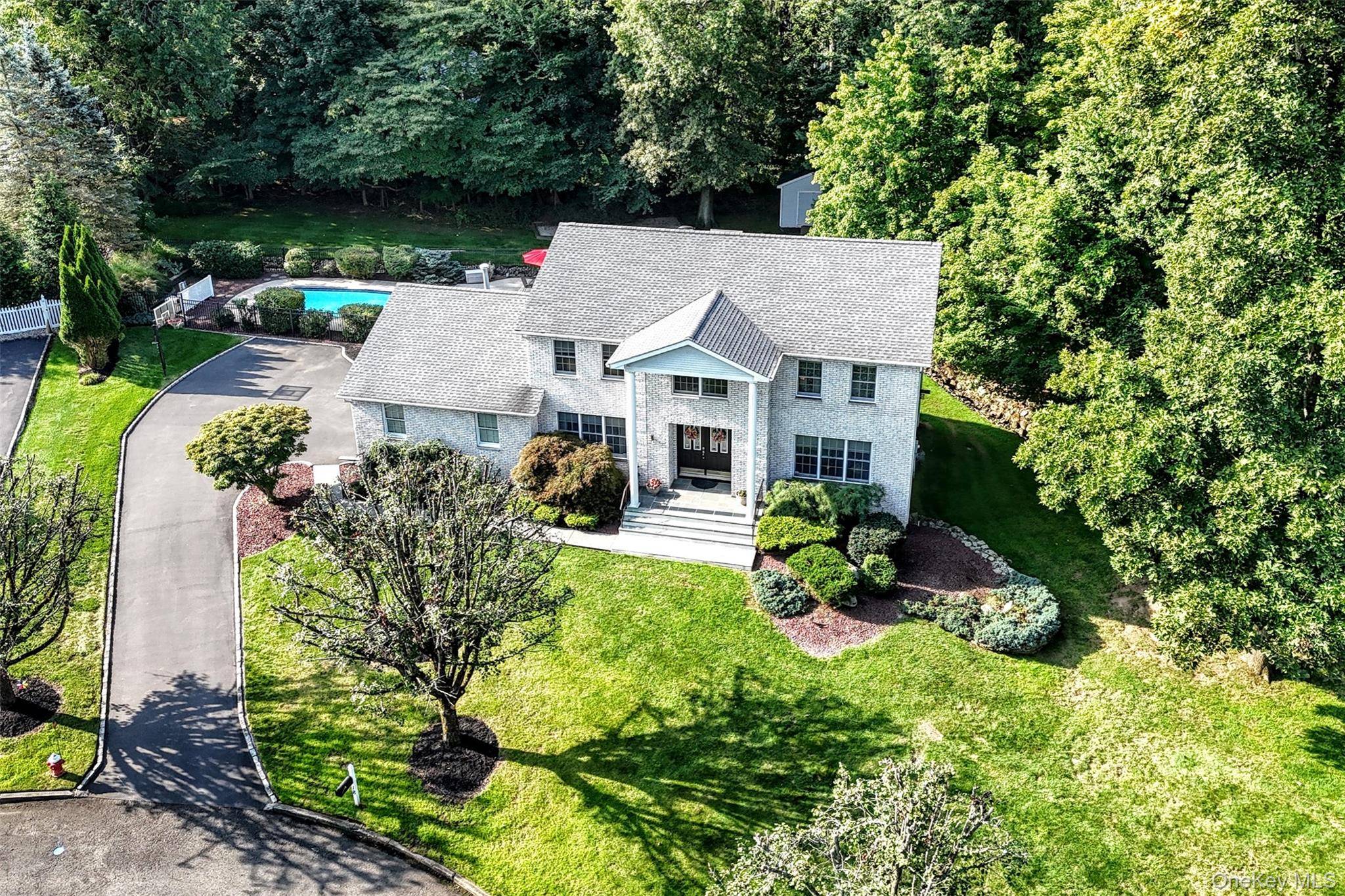 18 Gleeful LN, Valley Cottage, NY 10989