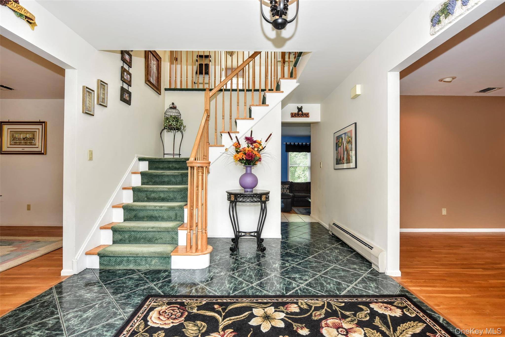 18 Gleeful LN, Valley Cottage, NY 10989
